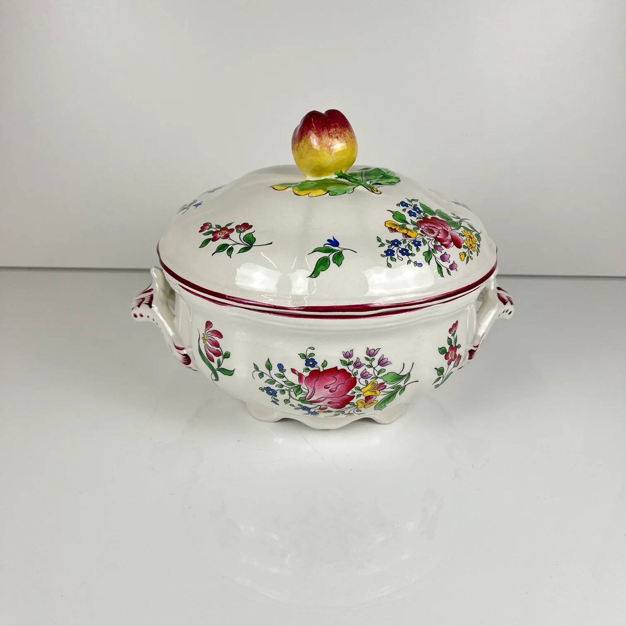 Small soup tureen KG Lunéville, model "Réverbère", rose pattern.