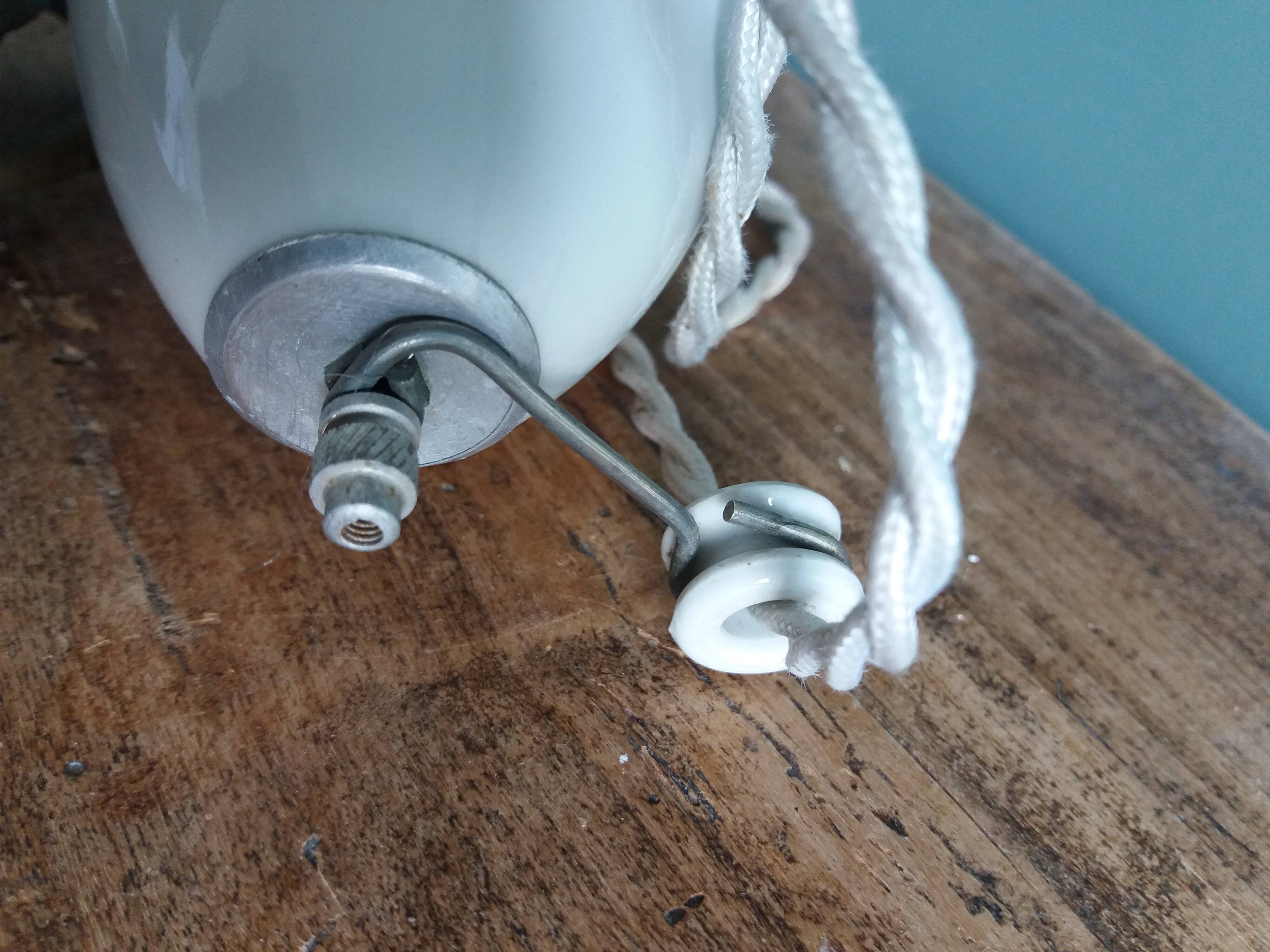 Adjustable "rise and fall" suspension, opaline and porcelain rise and fall