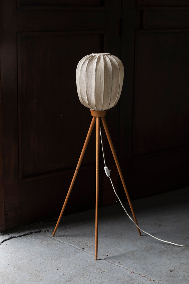 Tripod cocoon floor lamp in wood and lace, Danish design, 1960
