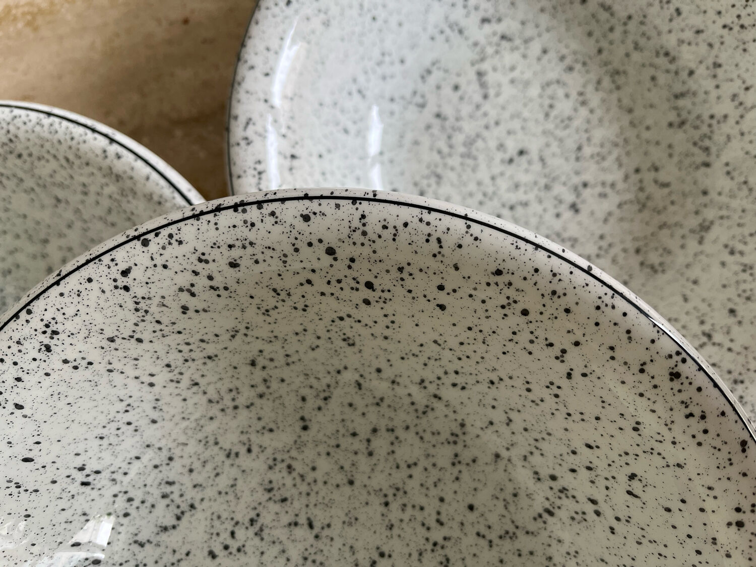 5 hollow plates in hand-speckled Italian ceramic