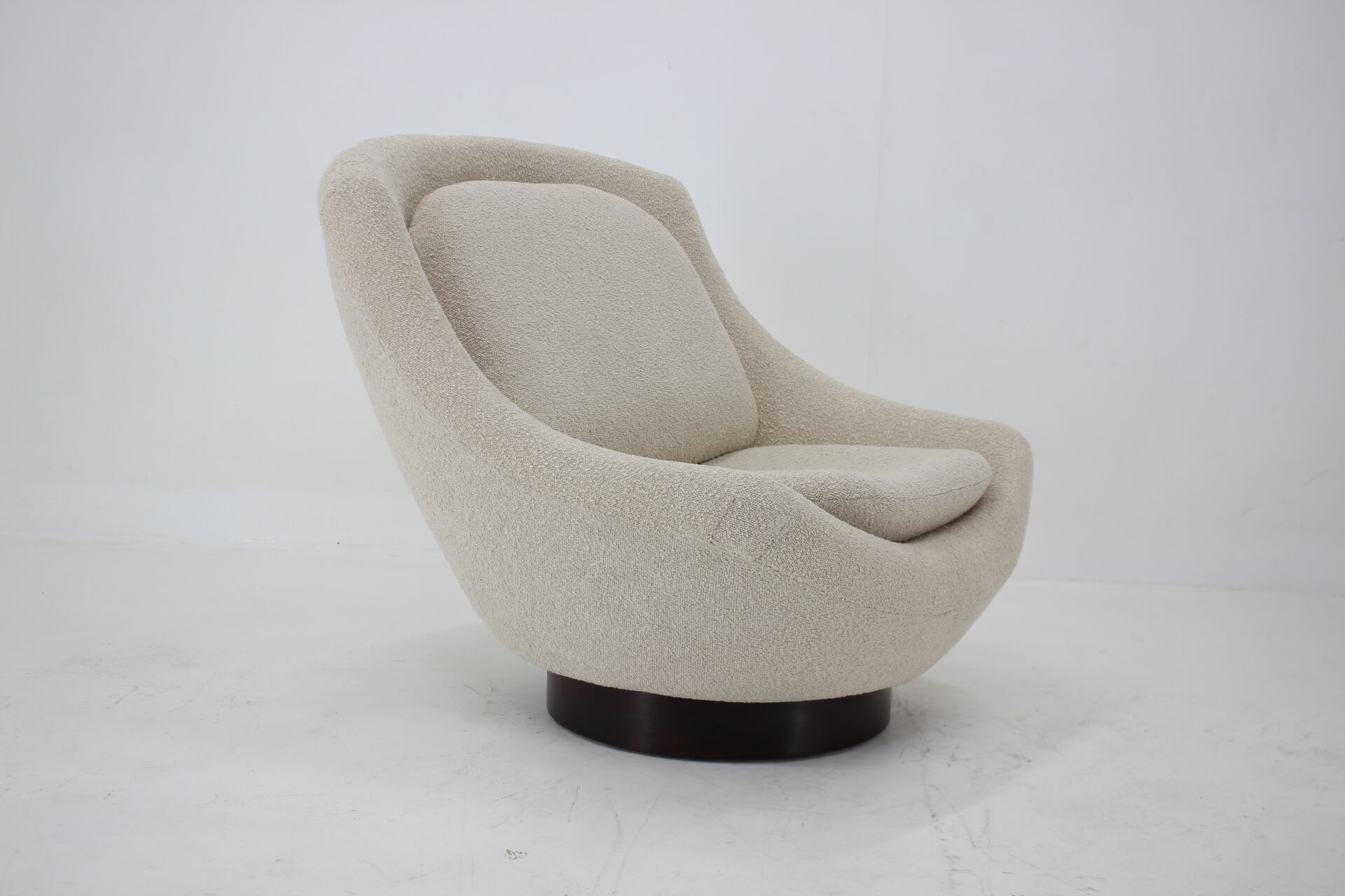 1970s Shell Lounge Chair in Bouclé Upholstery