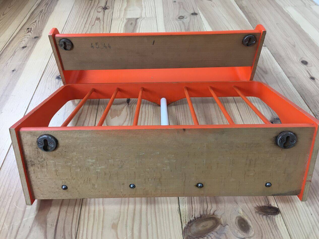 Space age wall coat rack, orange wood, with its shelf from the 1970s.