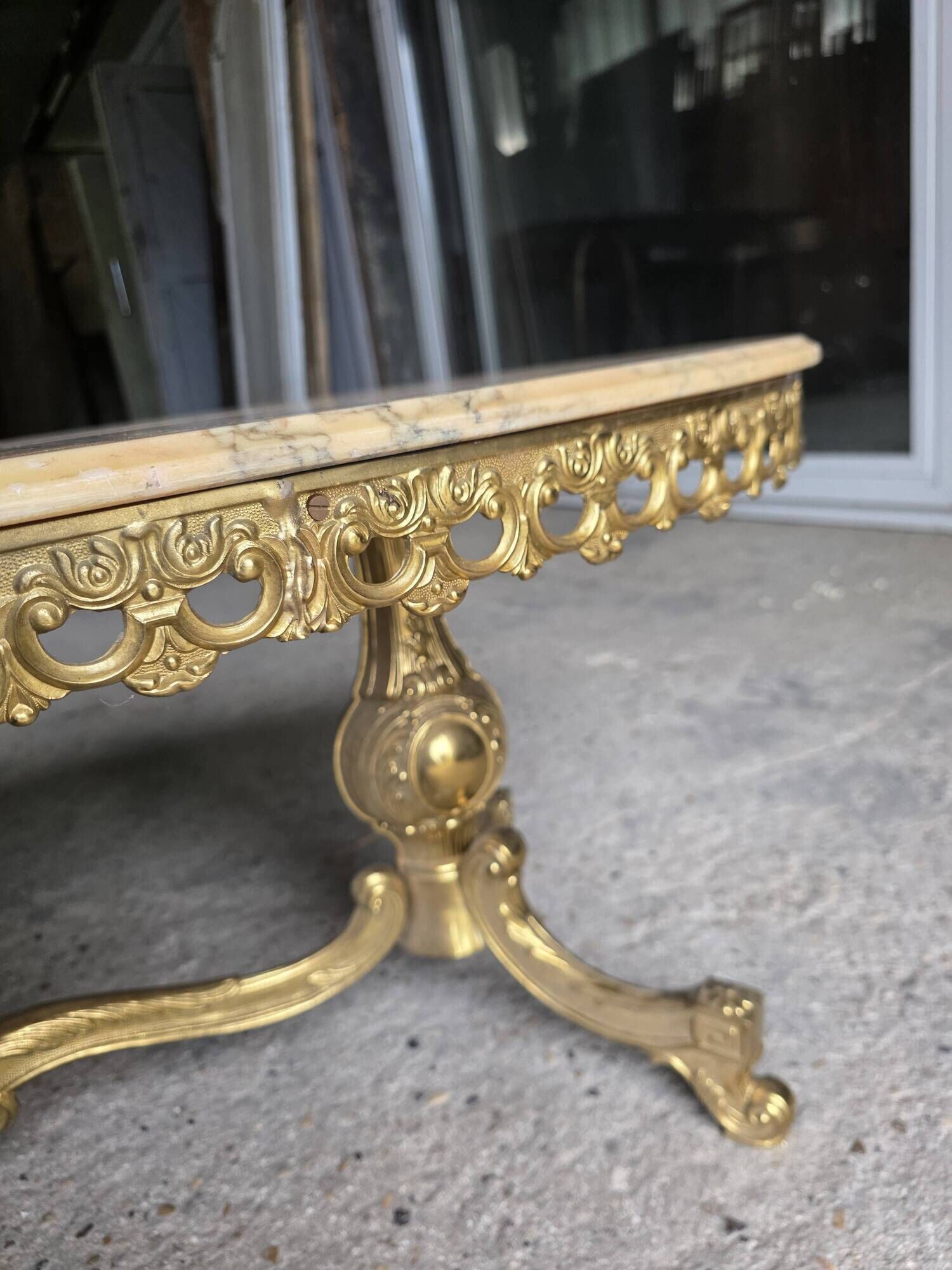 Table basse en bronze et marbre années 1960