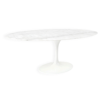 Oval dining table by Eero Saarinen for Knoll International, 1960s.