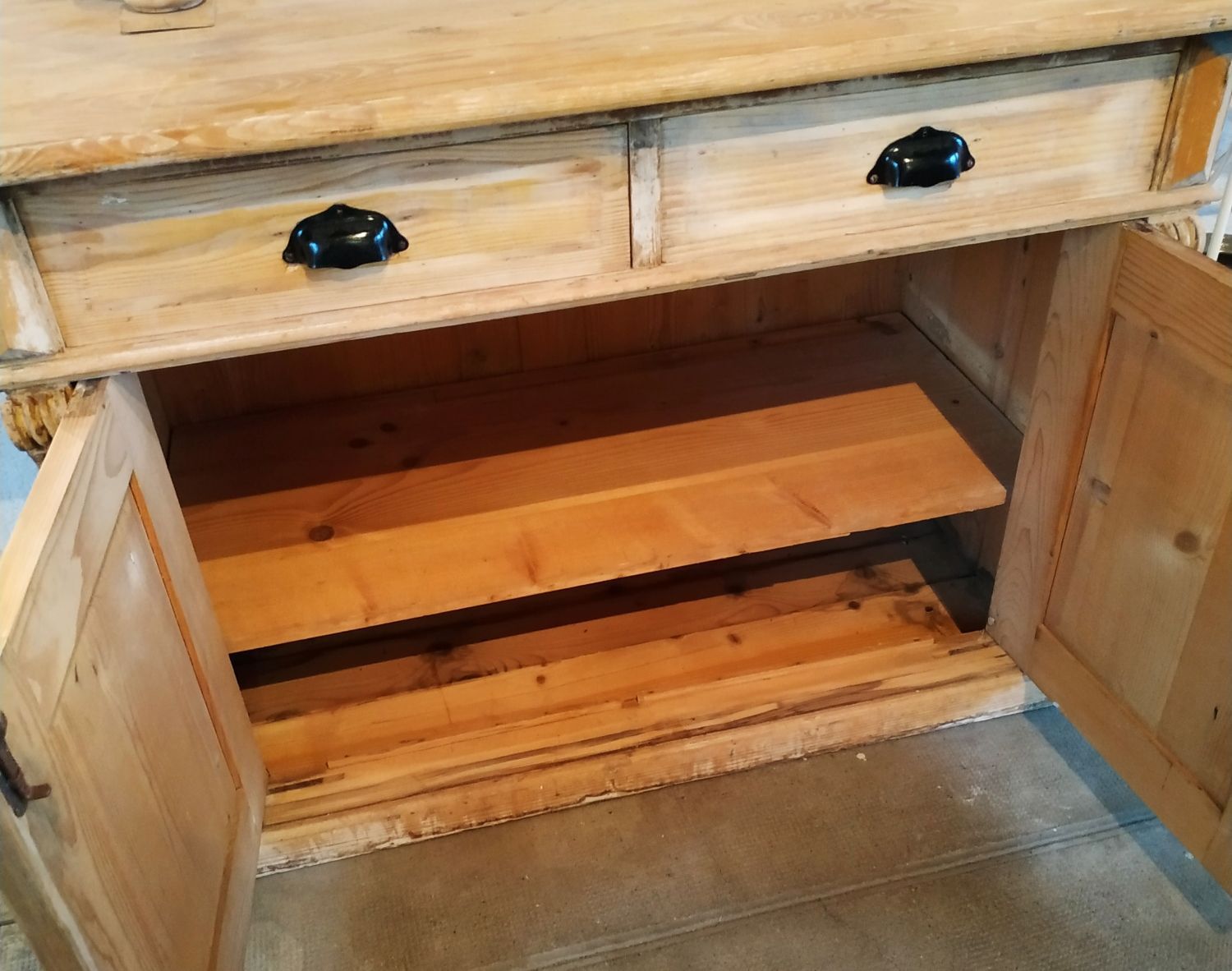 Patinated buffet (pastry furniture)