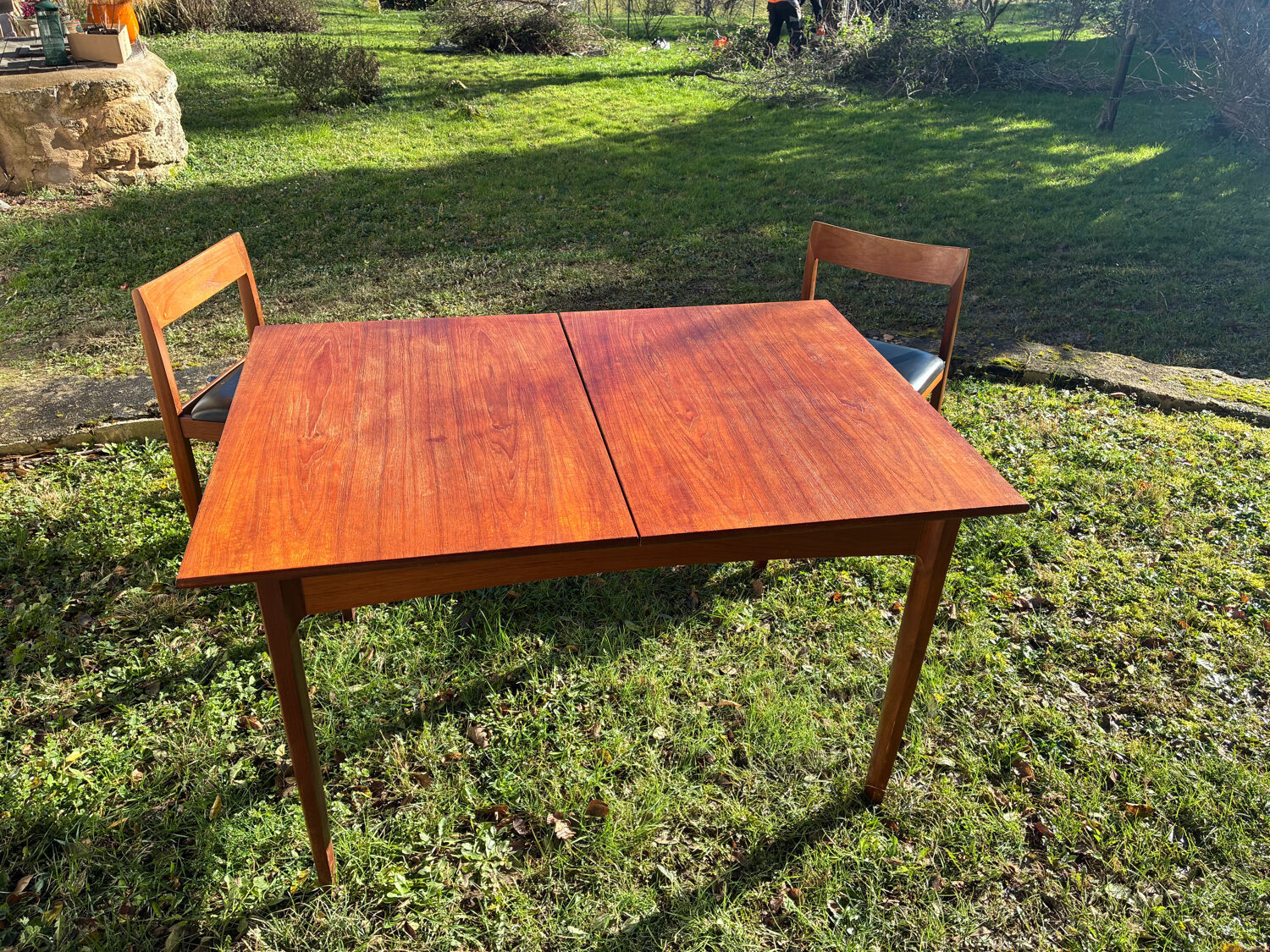 Table set with 6 chairs and its extension.