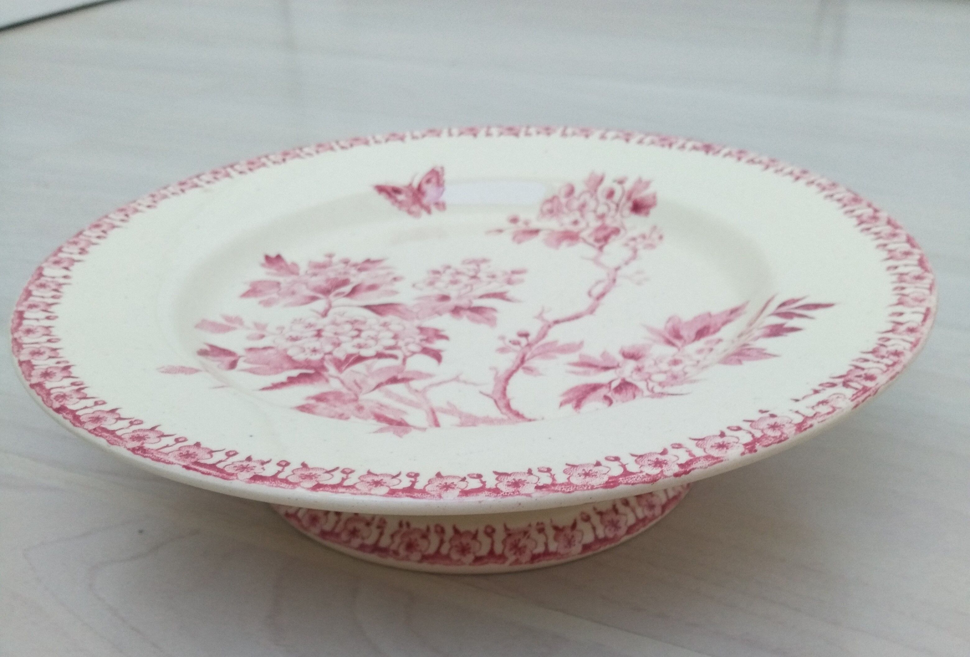 Cake dish on foot in iron earth of Gien model Pink hawthorn
