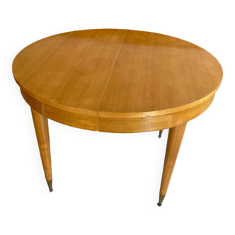 Extendable round cherry wood table