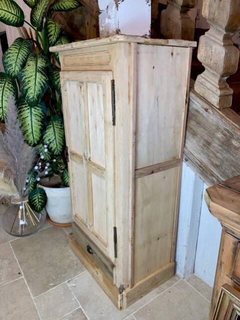 Parisian locker room