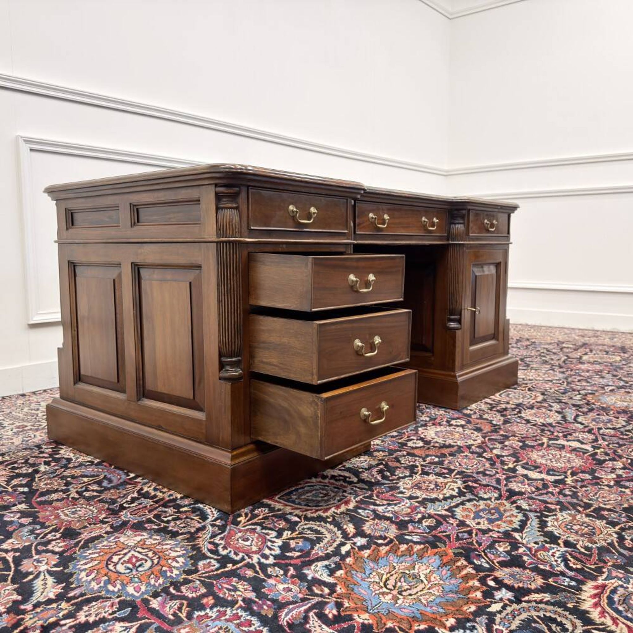 Bureau Chesterfield anglais classique avec panneau arrière
