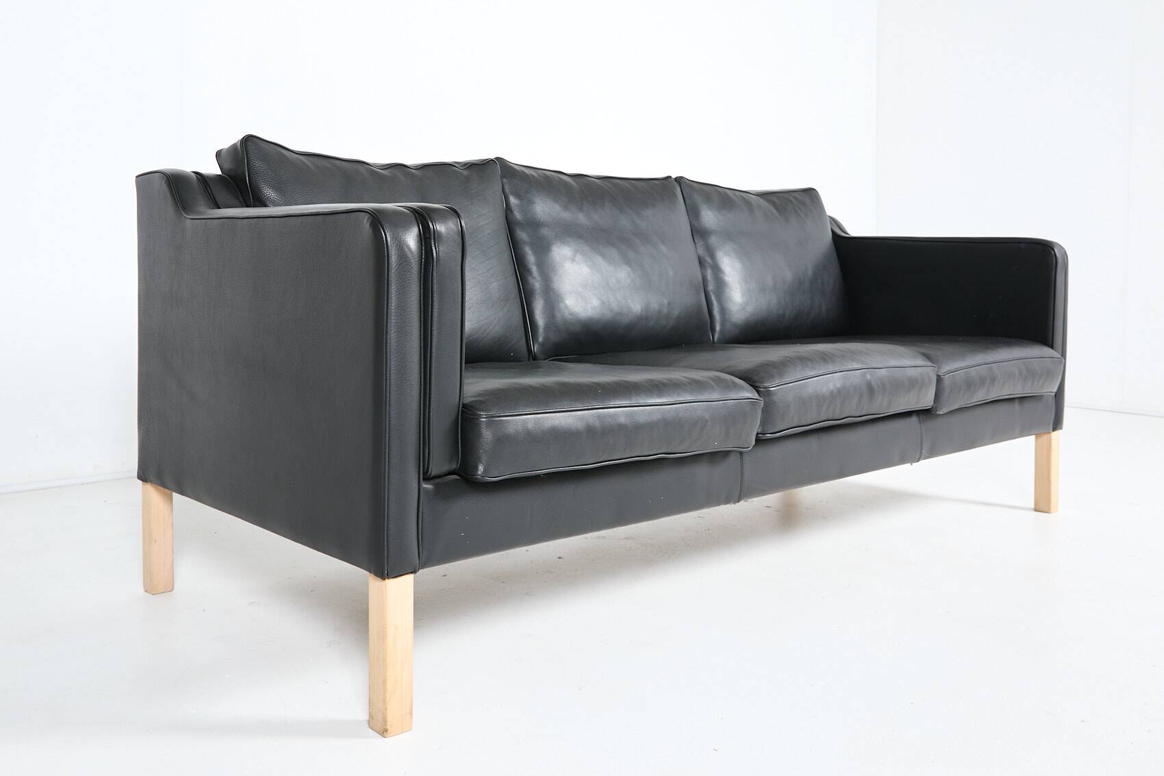 Danish design black leather sofa from Mogens Hansen