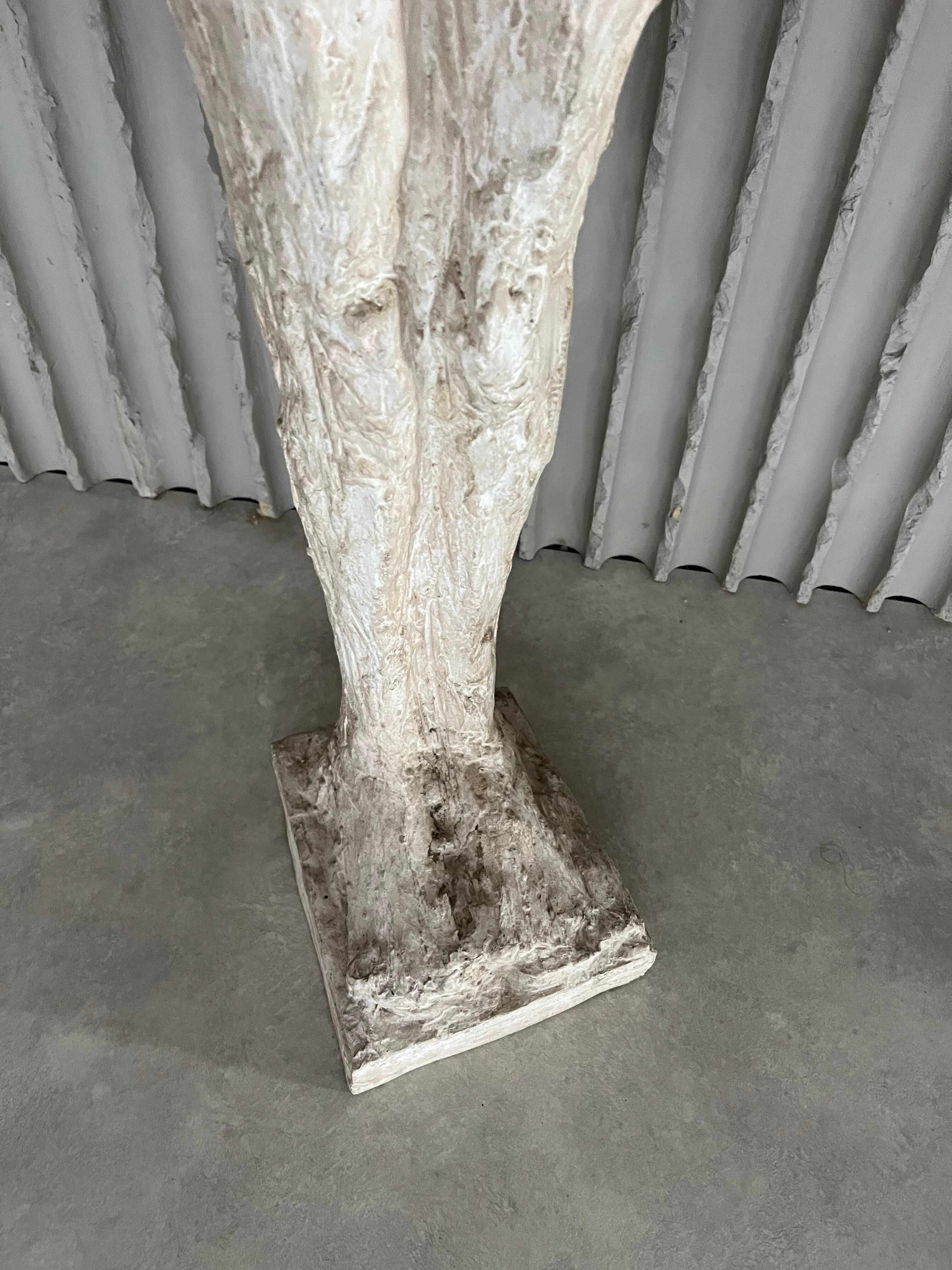 Sculpture en fibre de verre à taille réelle d'une femme, dans le style de Giacometti. France, années 1970.