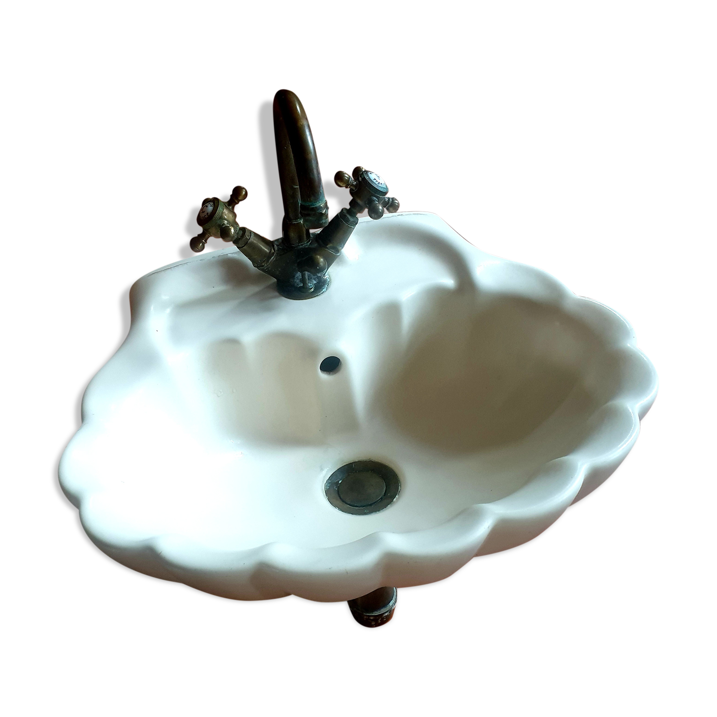 Shell sink and copper taps