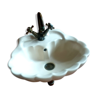 Shell sink and copper taps