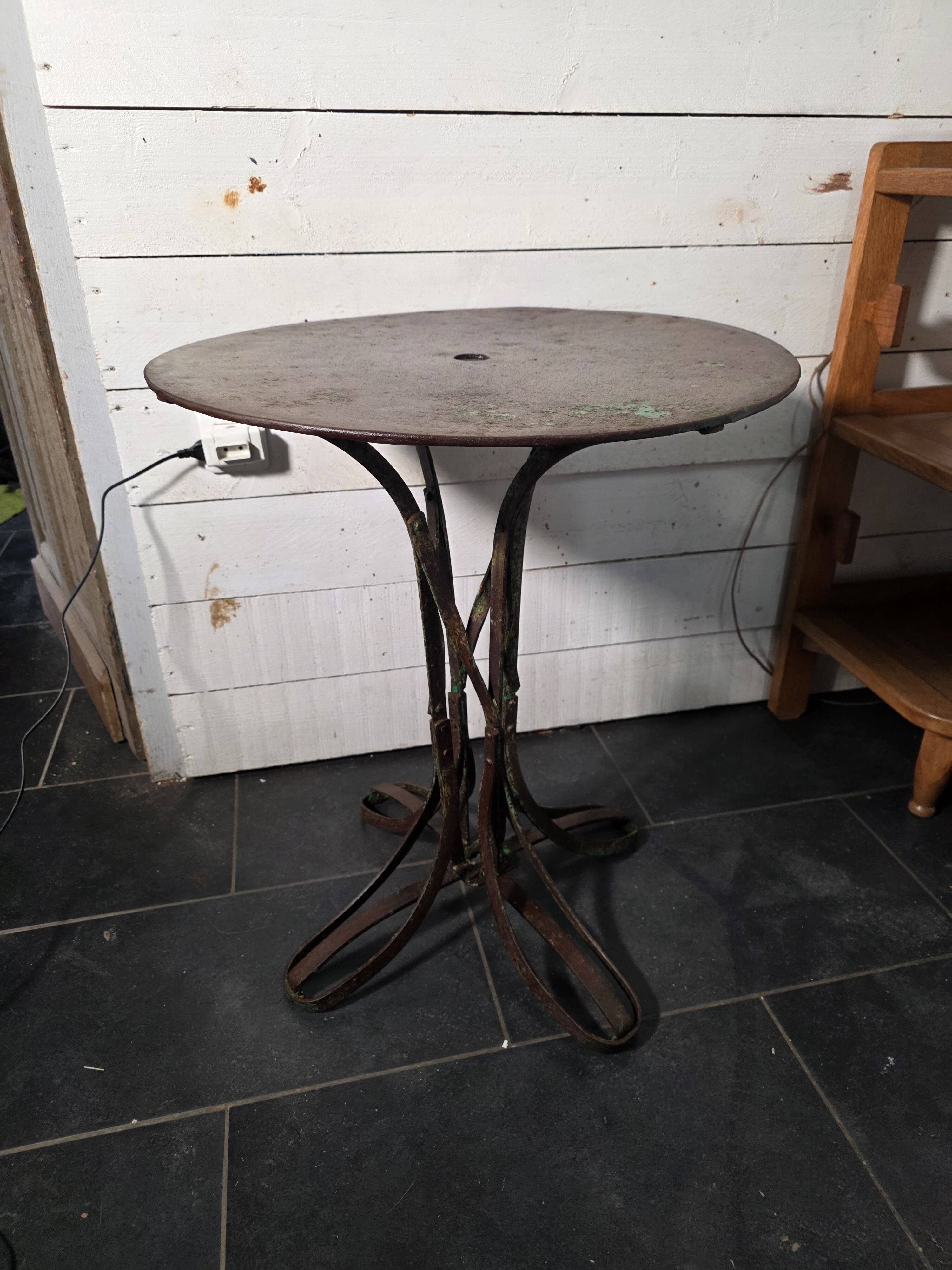 Table de jardin Eiffel en fer forgé riveté du XIXe
