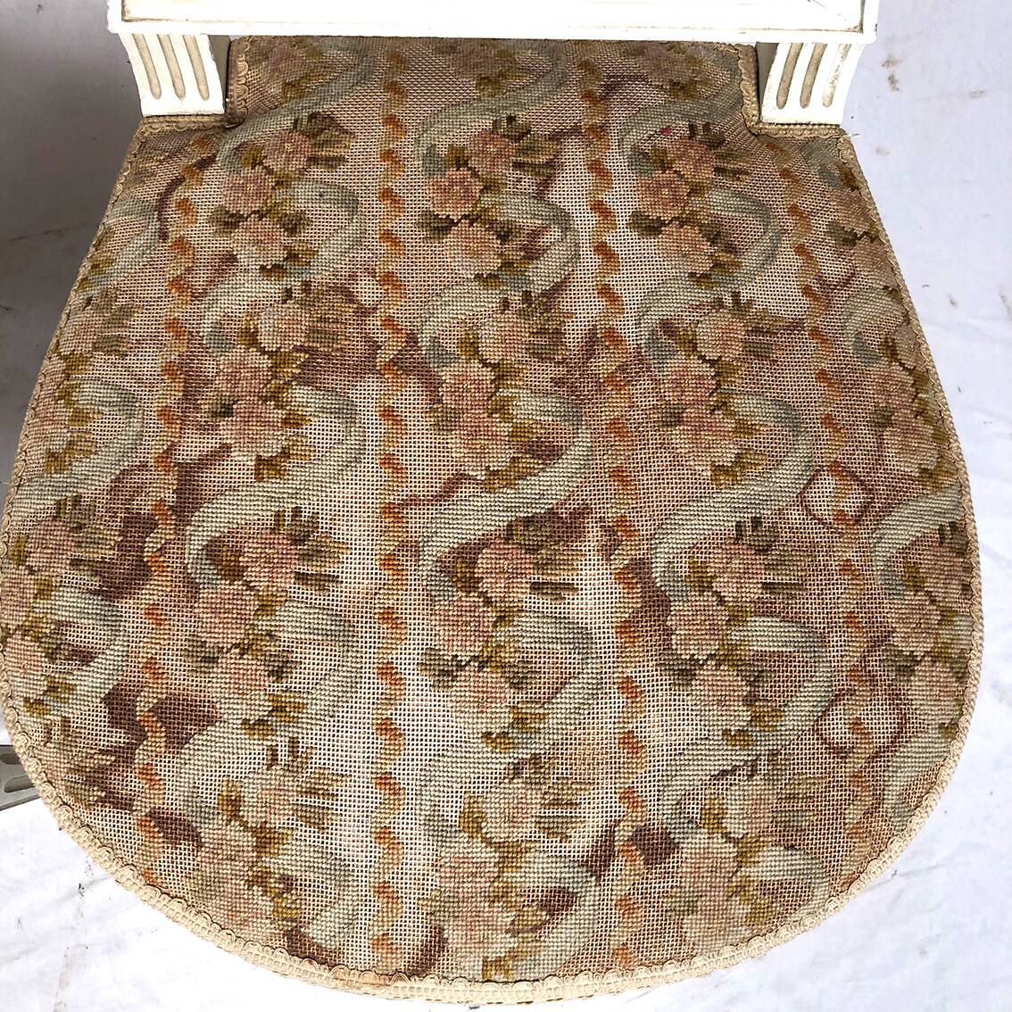 Pair of white lacquered wooden chairs in Louis XVI style, 20th century