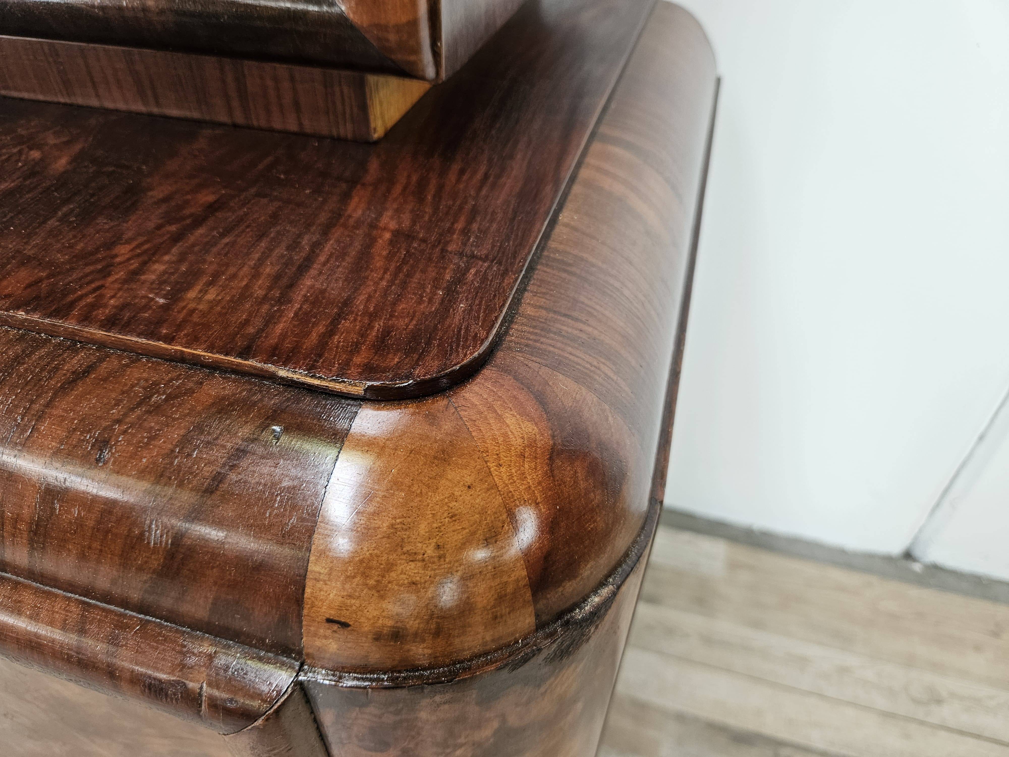 Vitrine Art Déco des années 1930 en noyer et racine de noyer