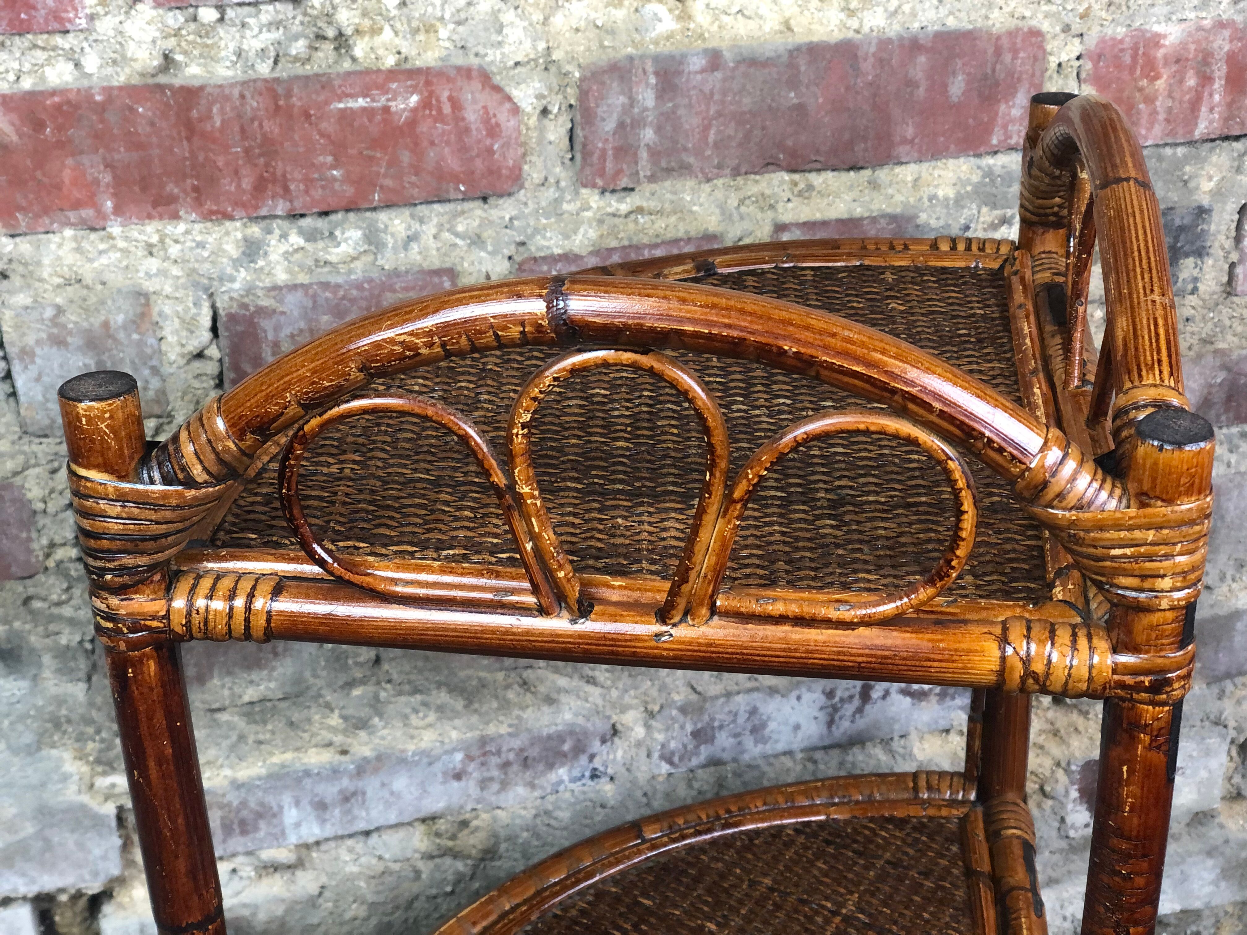 Corner shelf in rattan 70