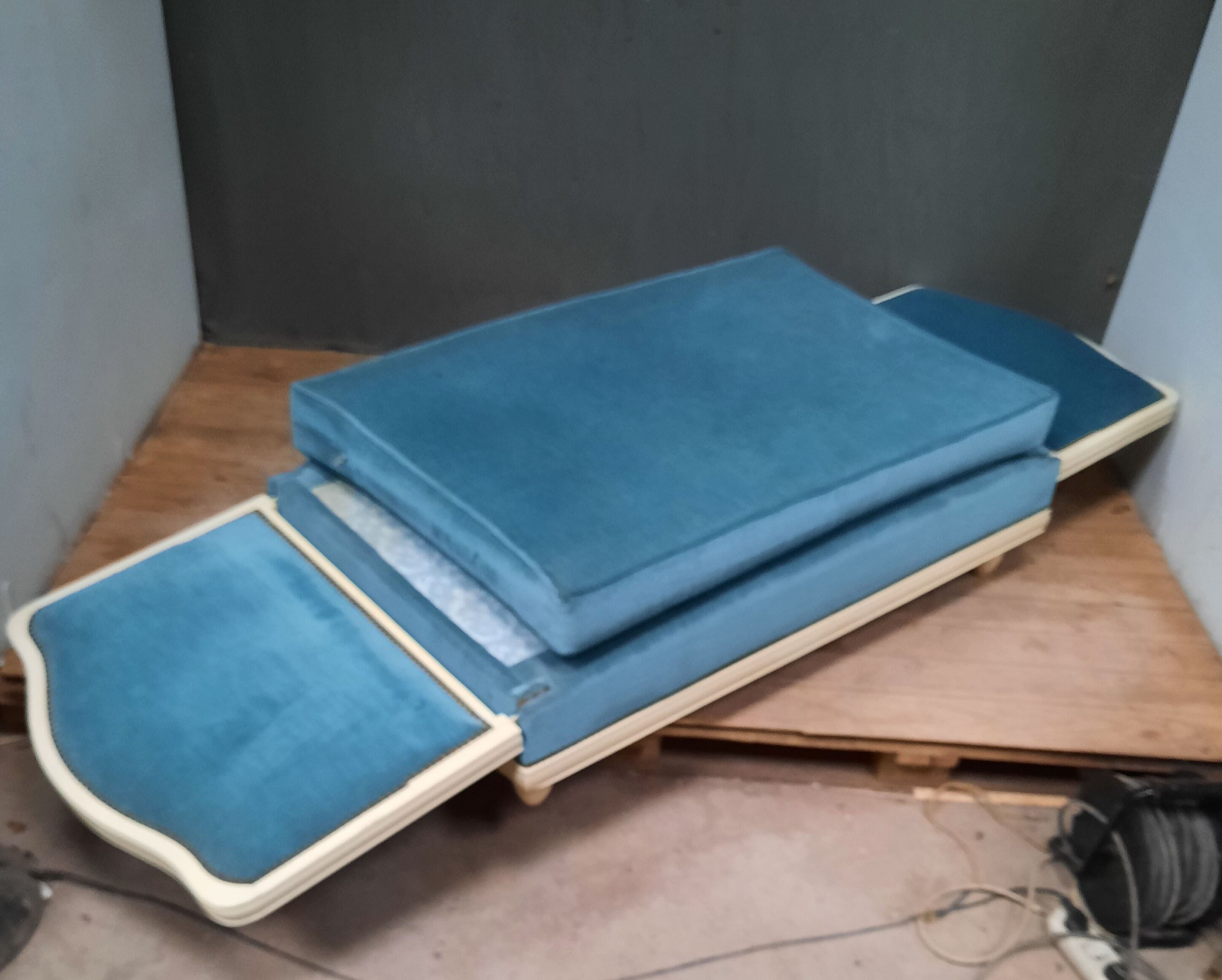 Convertible bench in the year 1950