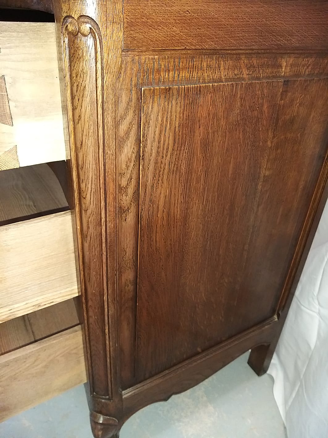 Chest of drawers crossbow