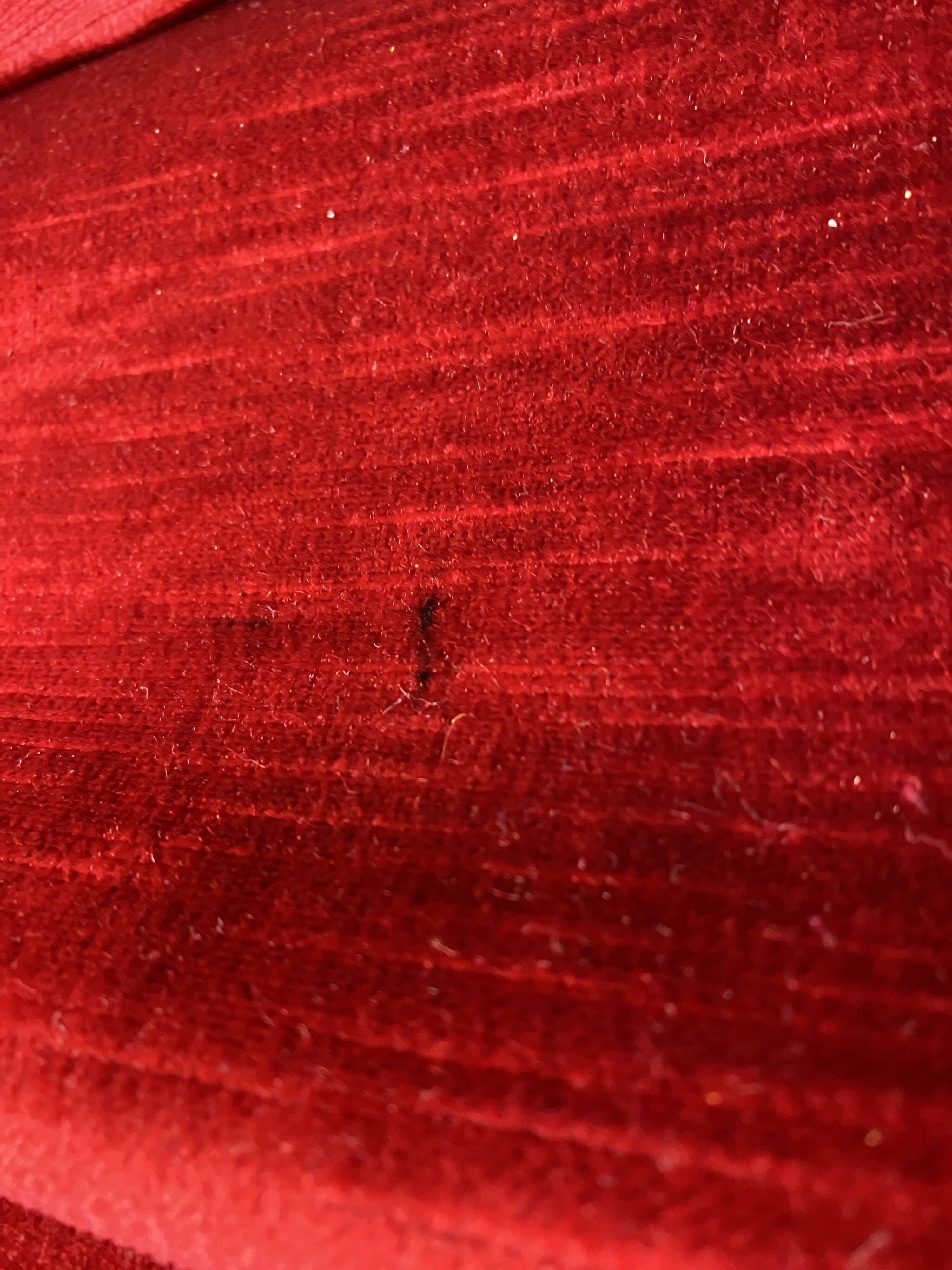 Fauteuil crapaud en velours rouge à franges