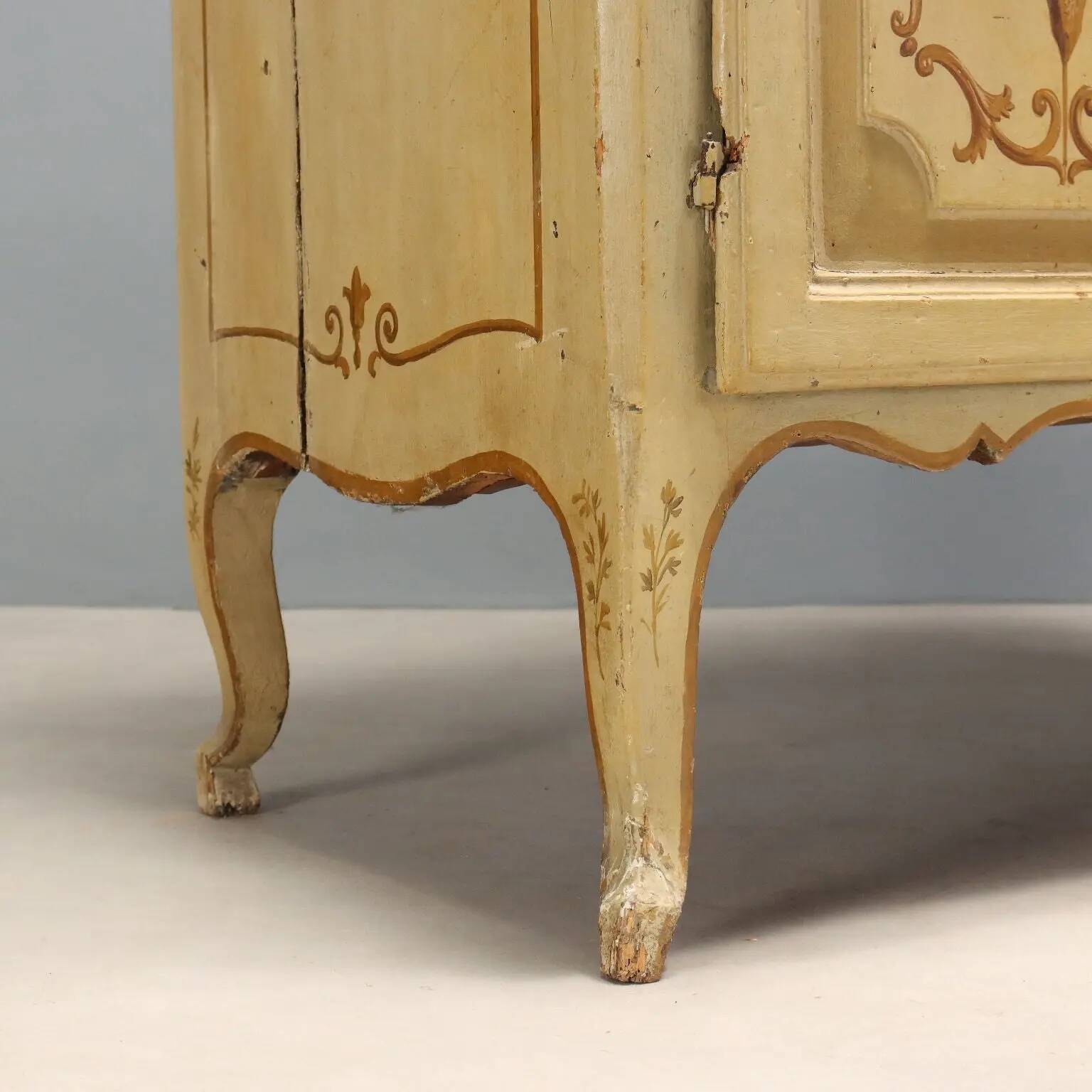 Buffet baroque ancien en bois laqué XVIIIe siècle
