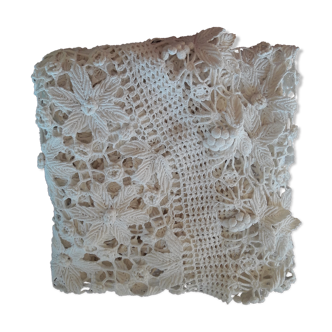 Ancient crochet table cloth in white cotton with floral patterns