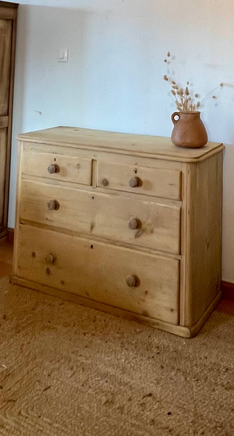 Commode anglaise ancienne en pitchpin massif brut
