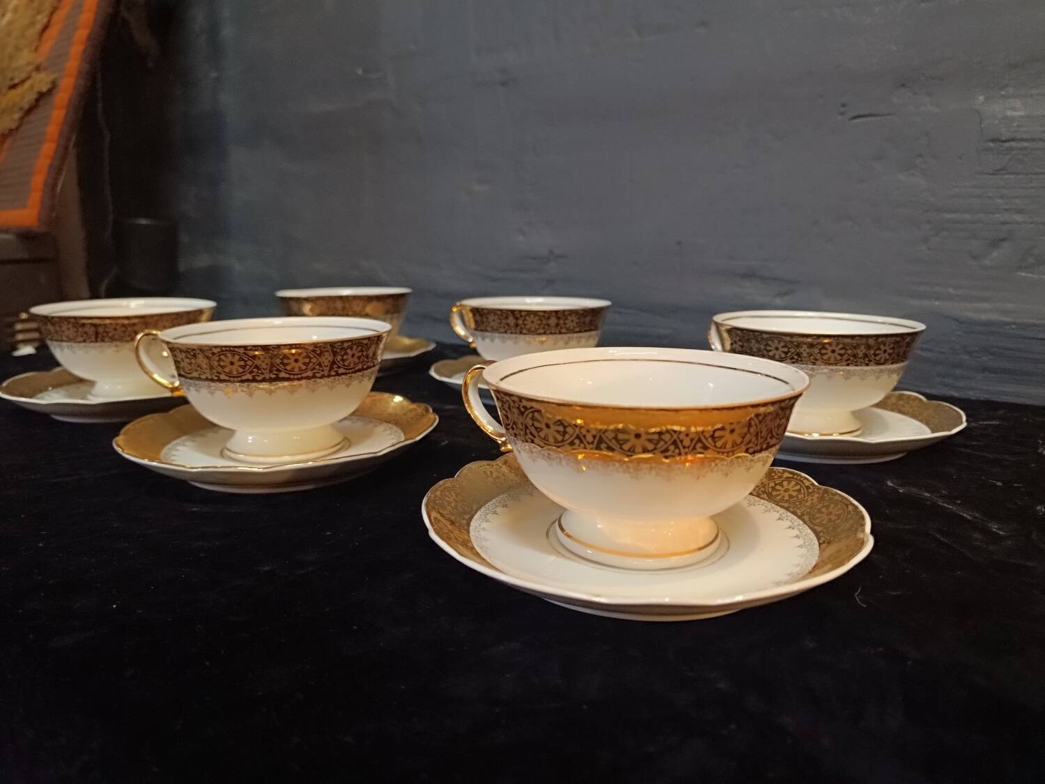 6 cups and saucers in porcelain