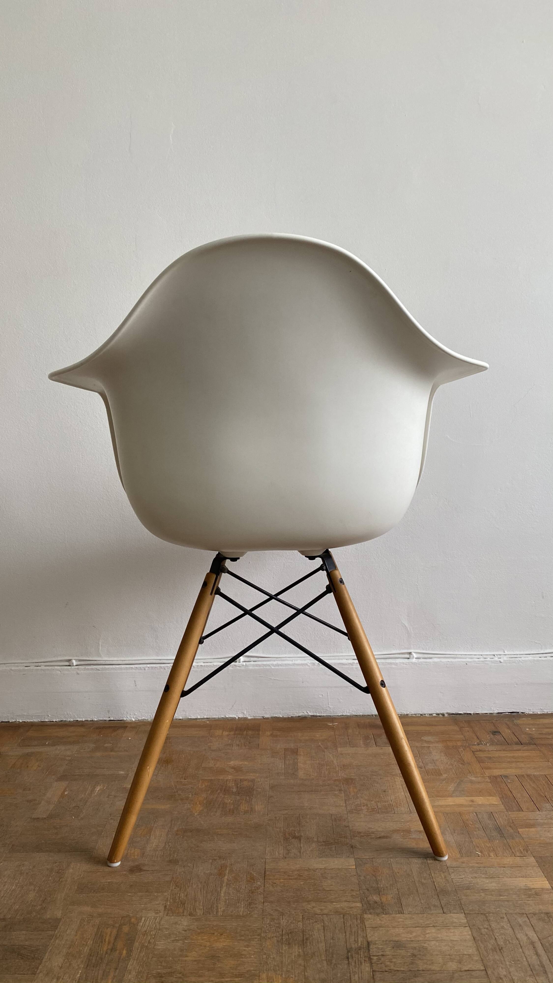 Eames Plastic Armchair DAW
