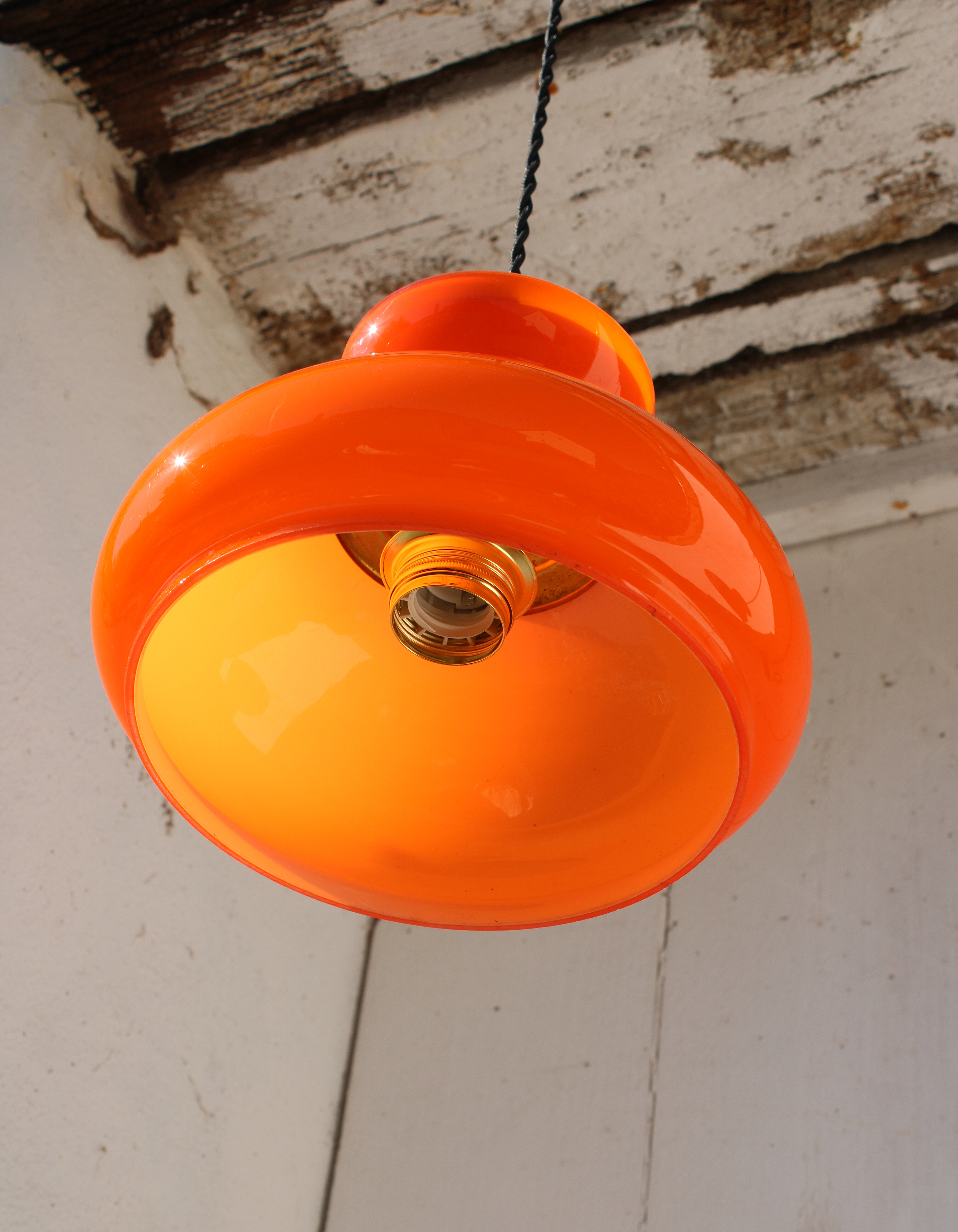 Suspension in orange opaline