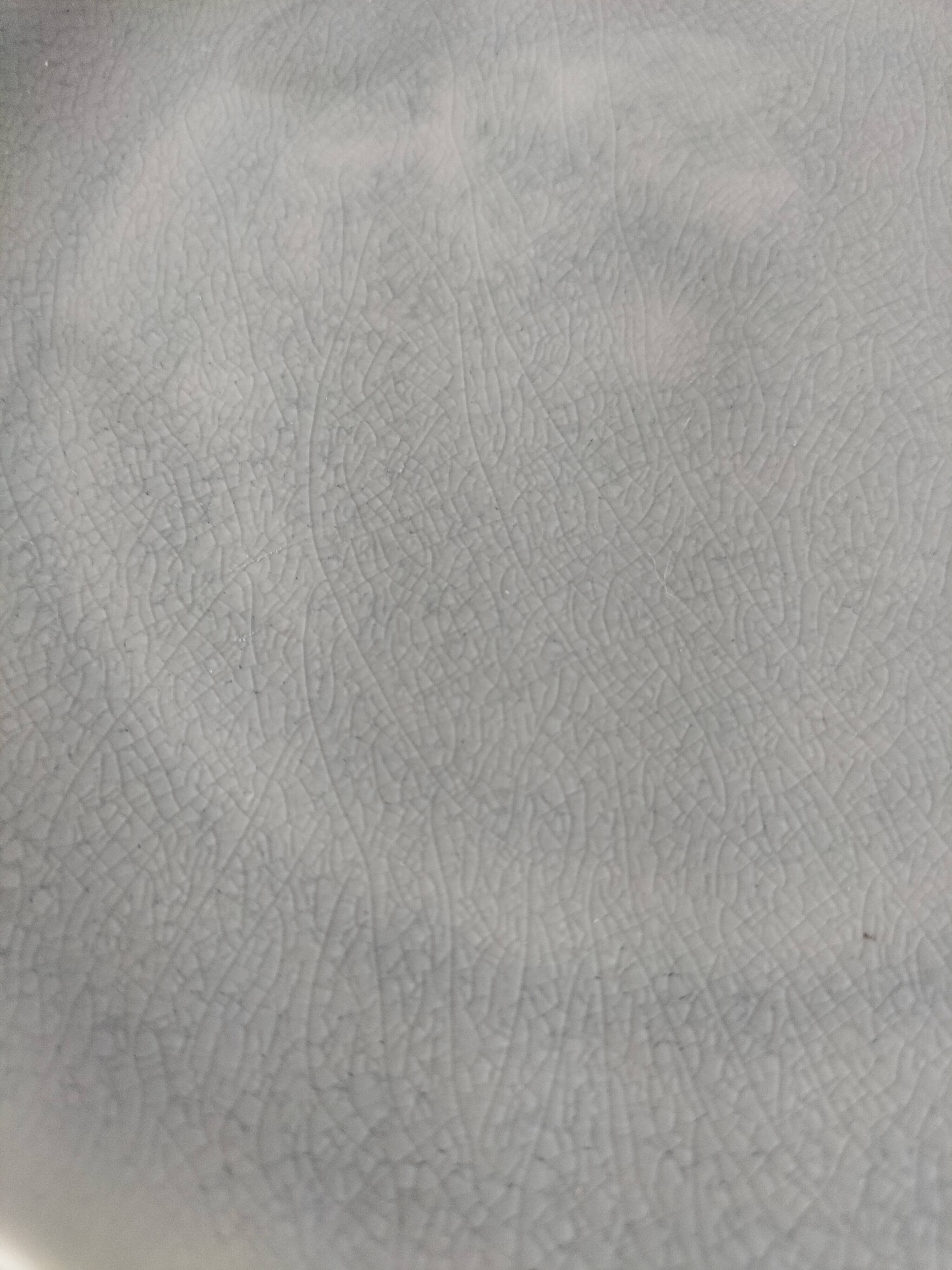 Set of 4 two-tone flat plates with a crackled effect.