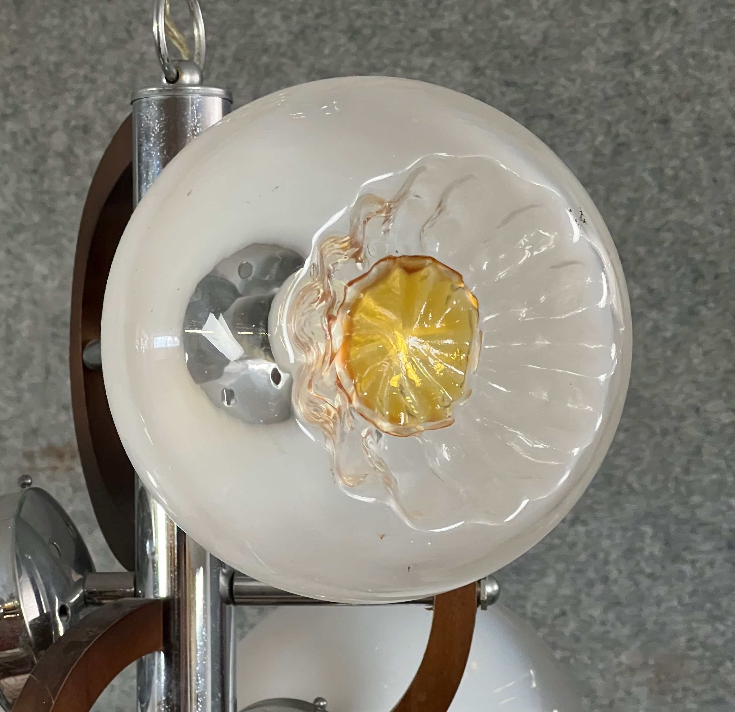 Vintage chandelier in chromed metal and wood with 3 Murano glass globes