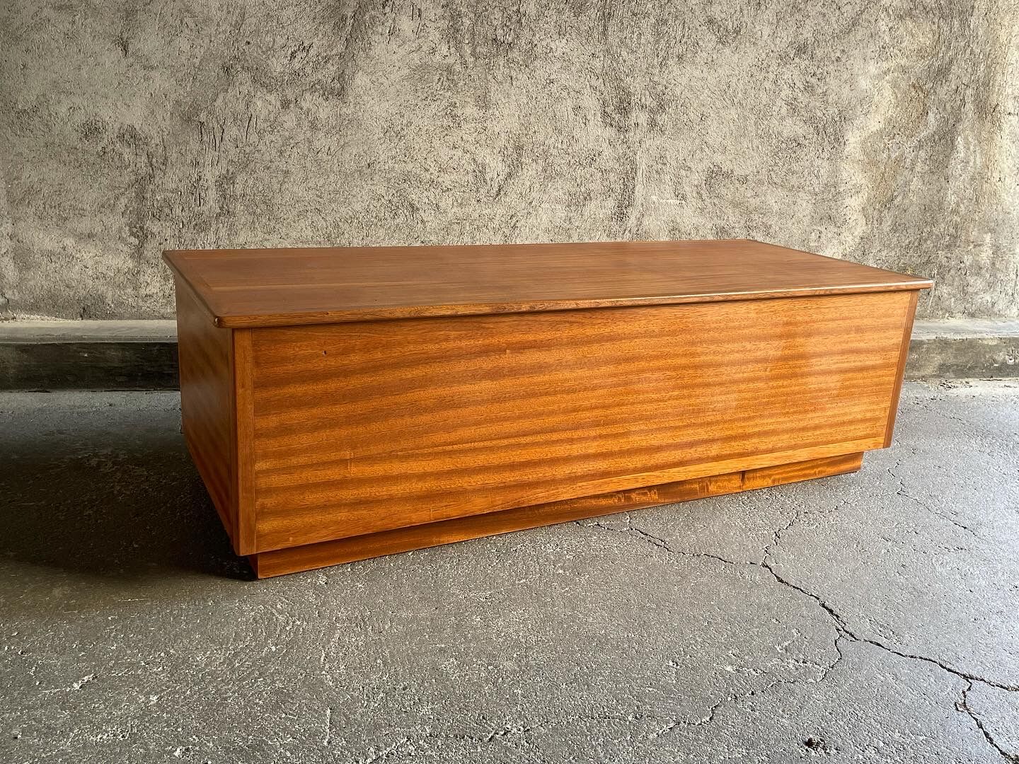 Coffre en bois exotique, 1960s