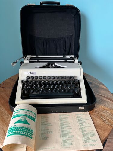 Machine à écrire blanche vintage Erika décor de bureau des années 1980 / avec étui et instructions / offic