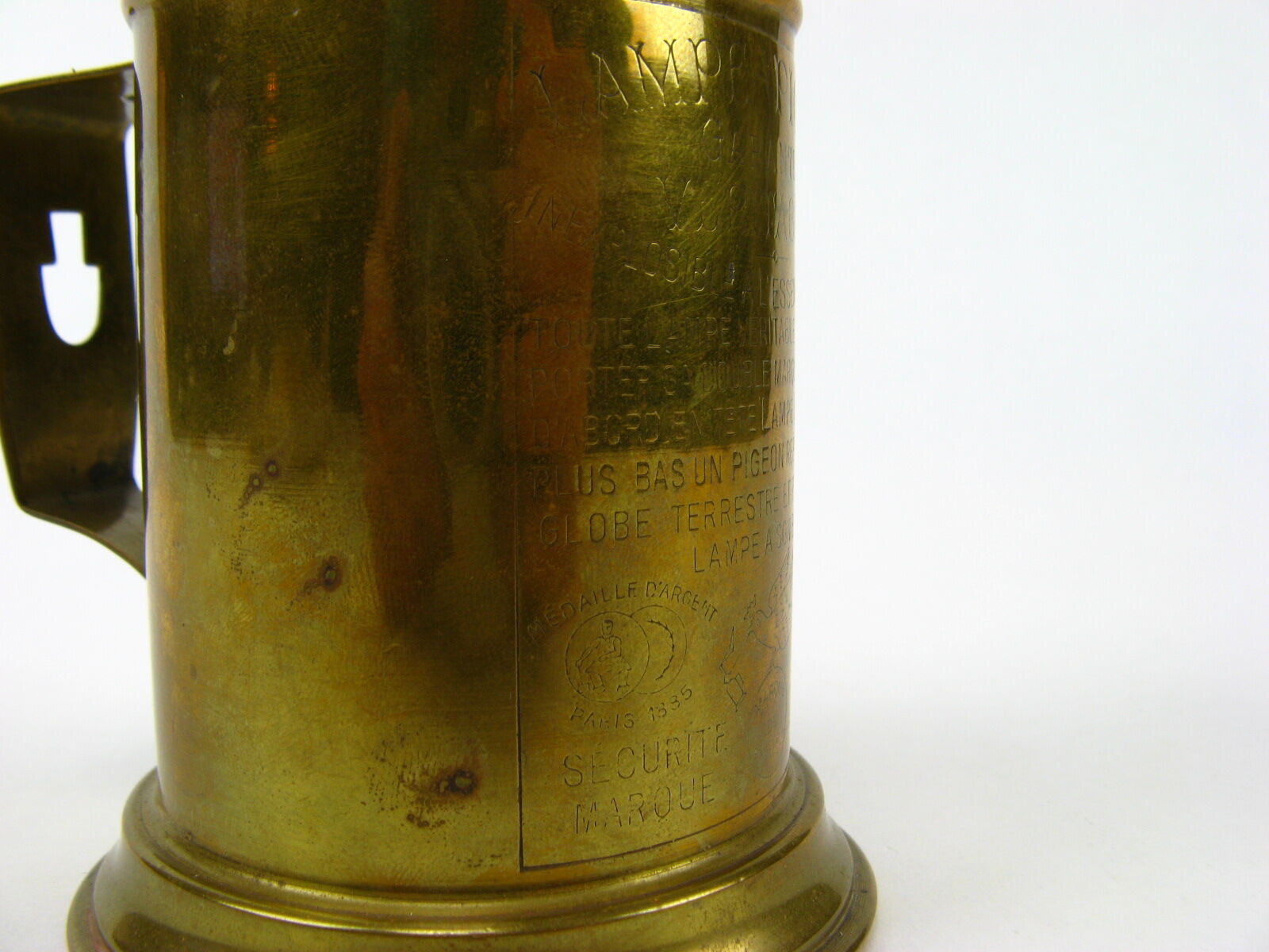 Kerosene pigeon lamp