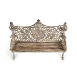 Banc en fonte sculptée et bois à patine blanche