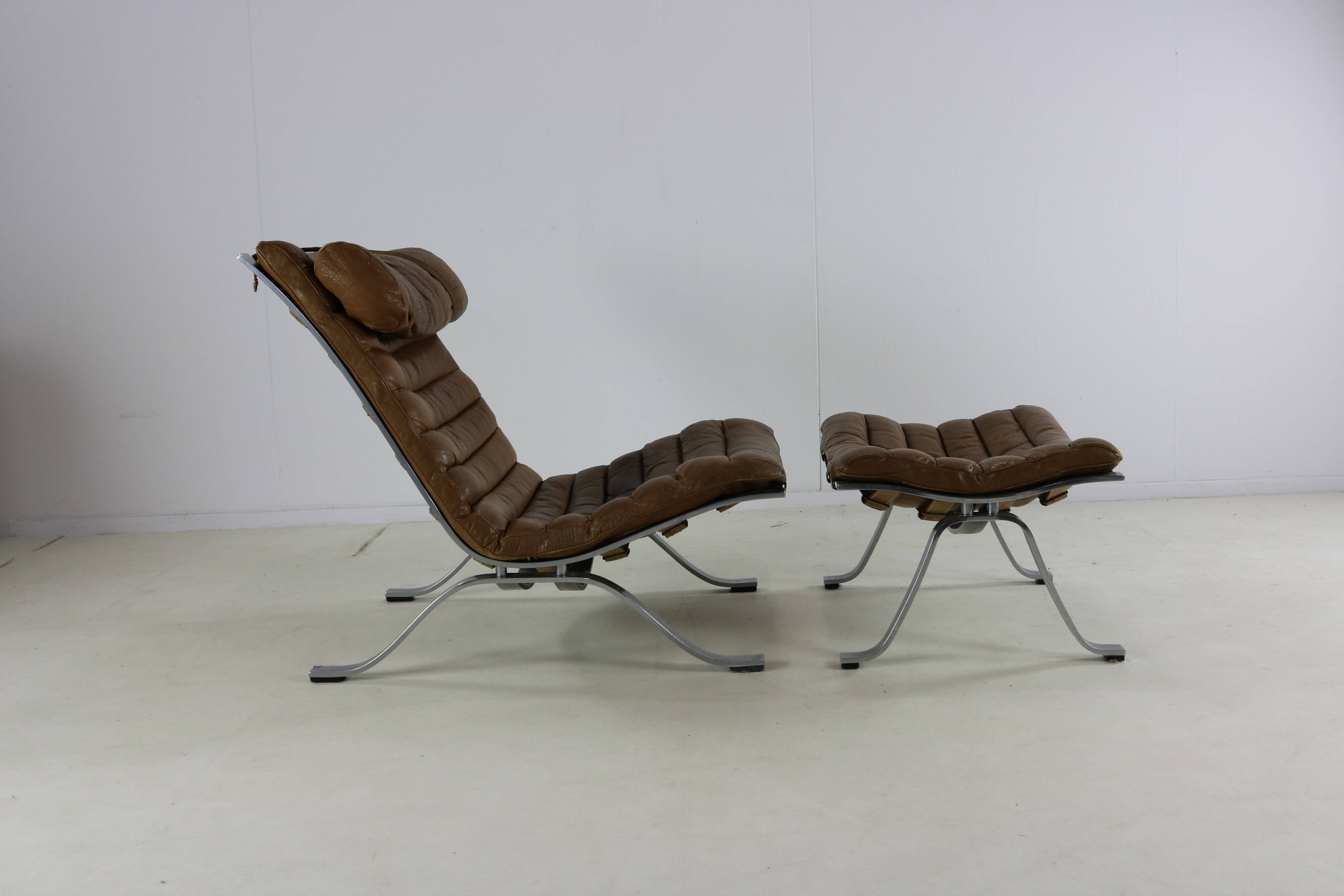 Fauteuil et repose-pieds design années soixante par Arne Norell