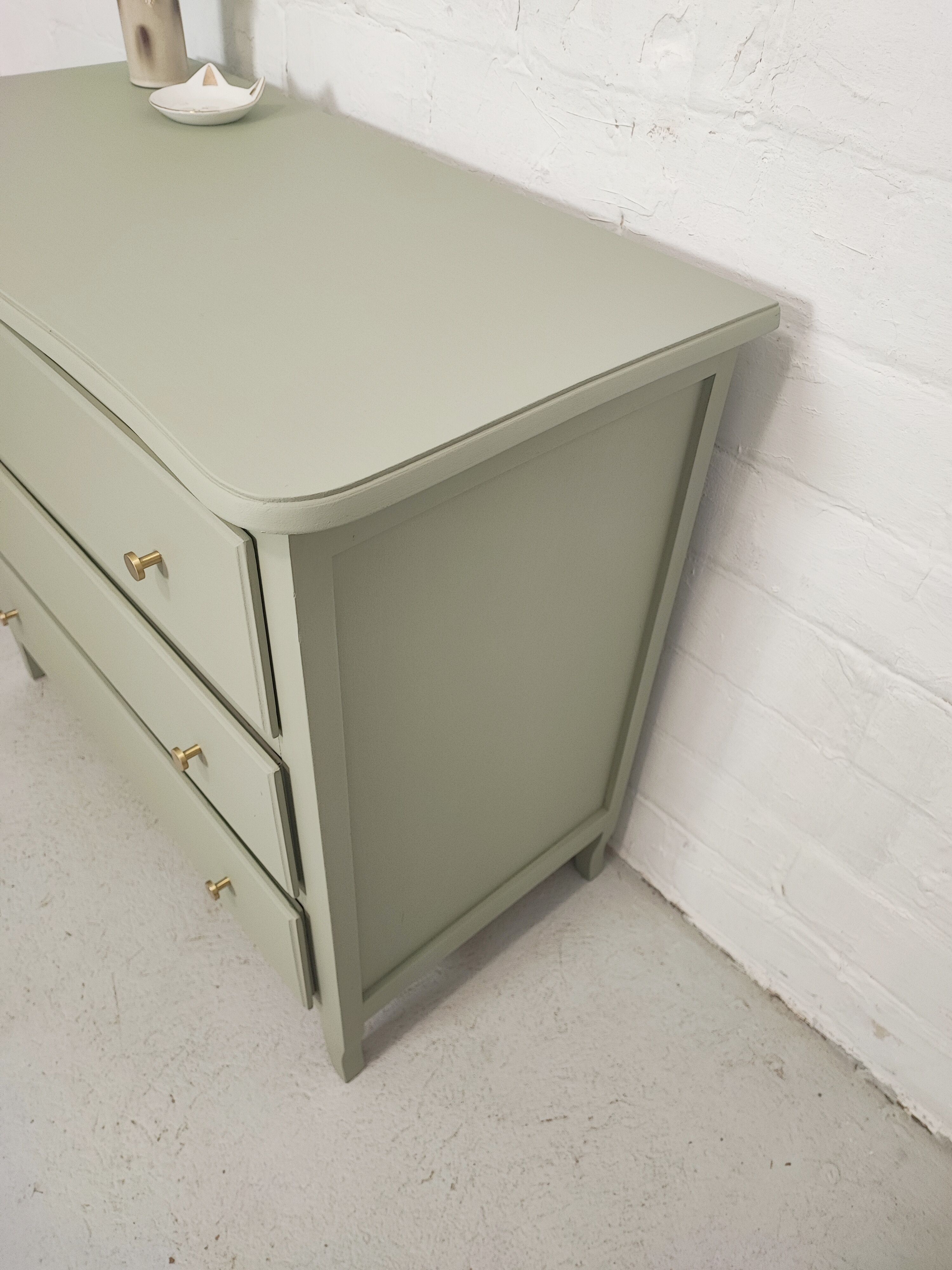 Commode vintage vert amande