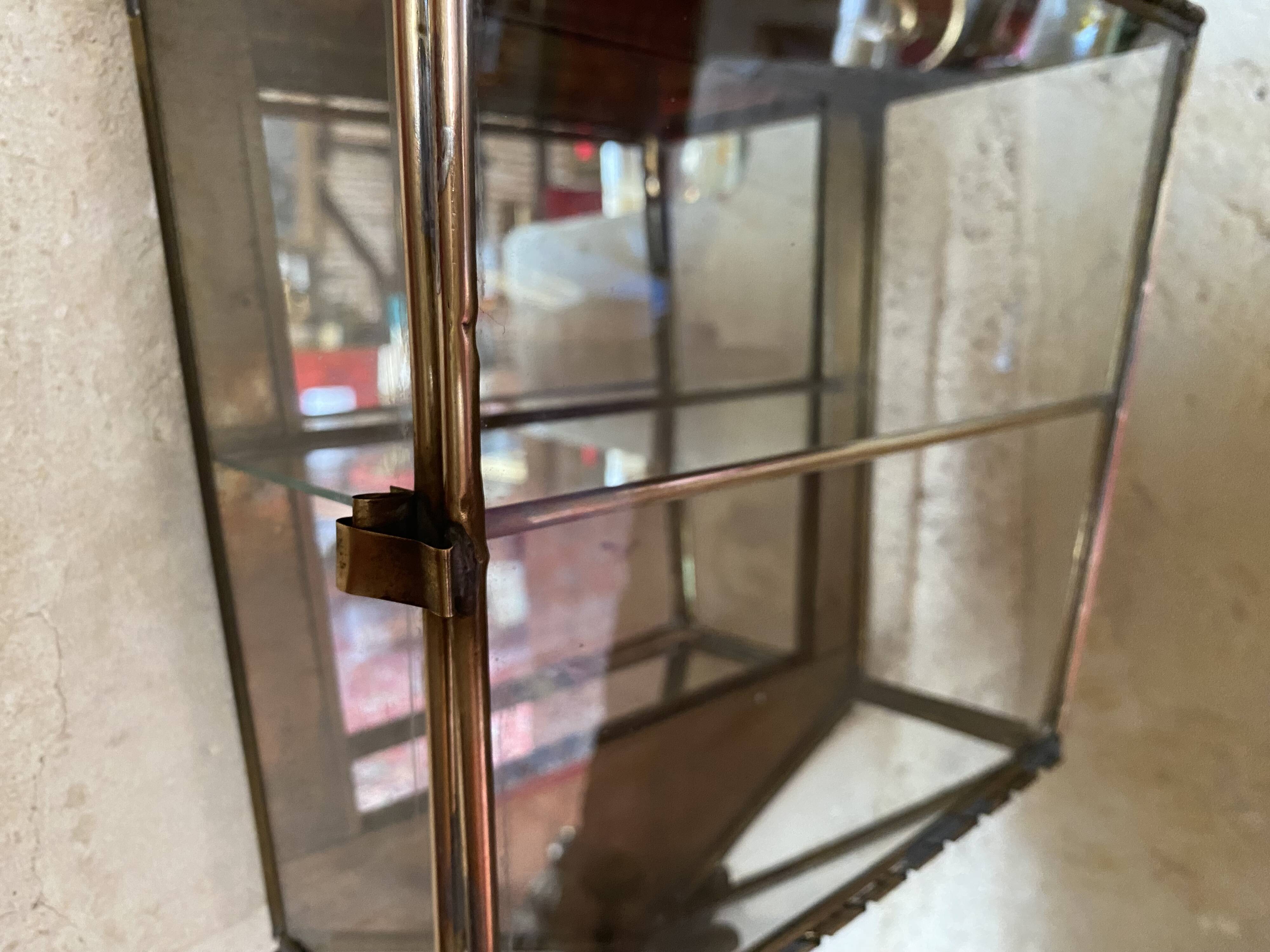 Vitrine en laiton et verre