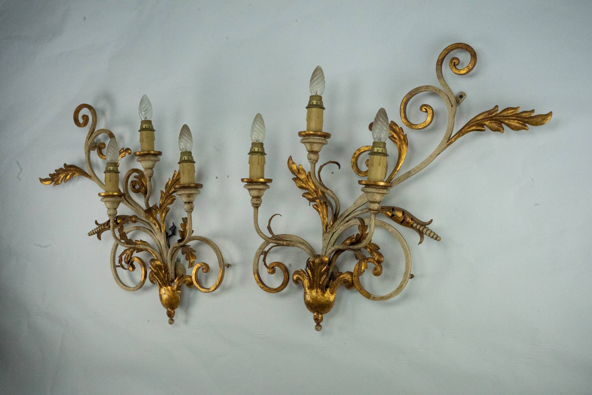 Pair of large floral wall lamps in gilded and lacquered metal. Italy 1960s