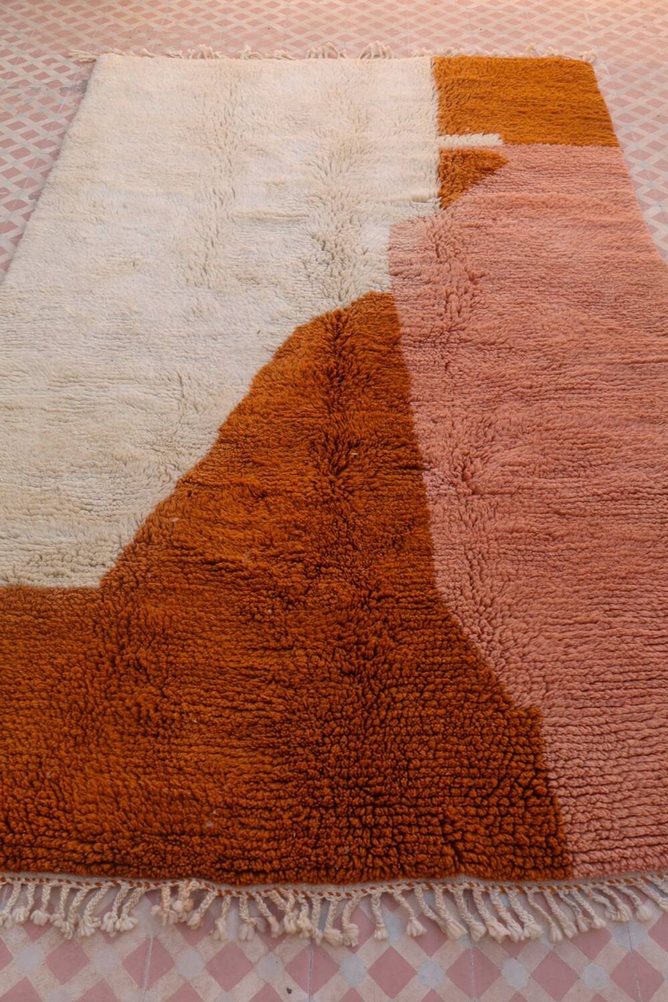 Tapis berbère Azilal terracotta et pêche moderne