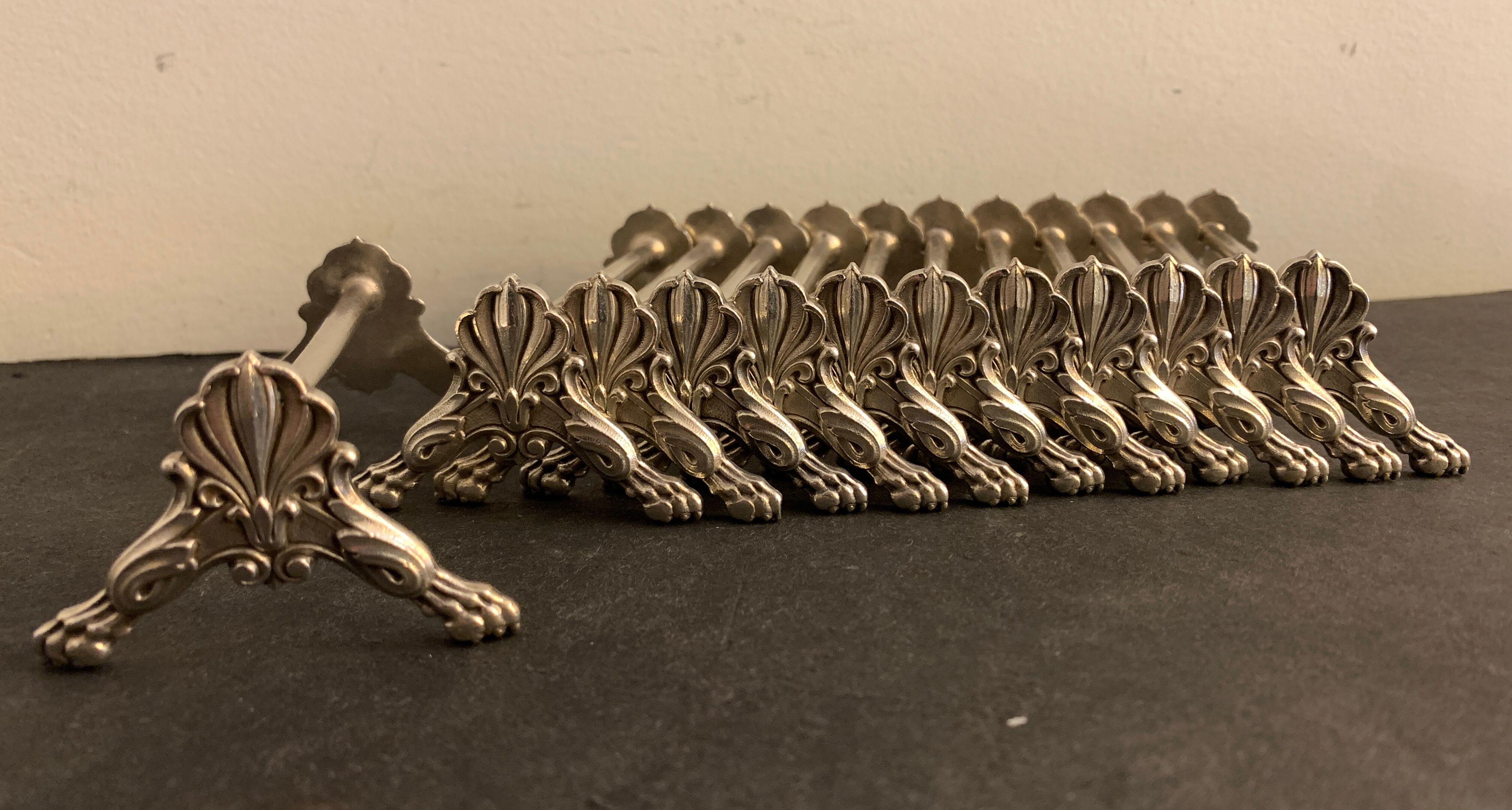 12 porte couteaux en métal argenté, pattes de lions