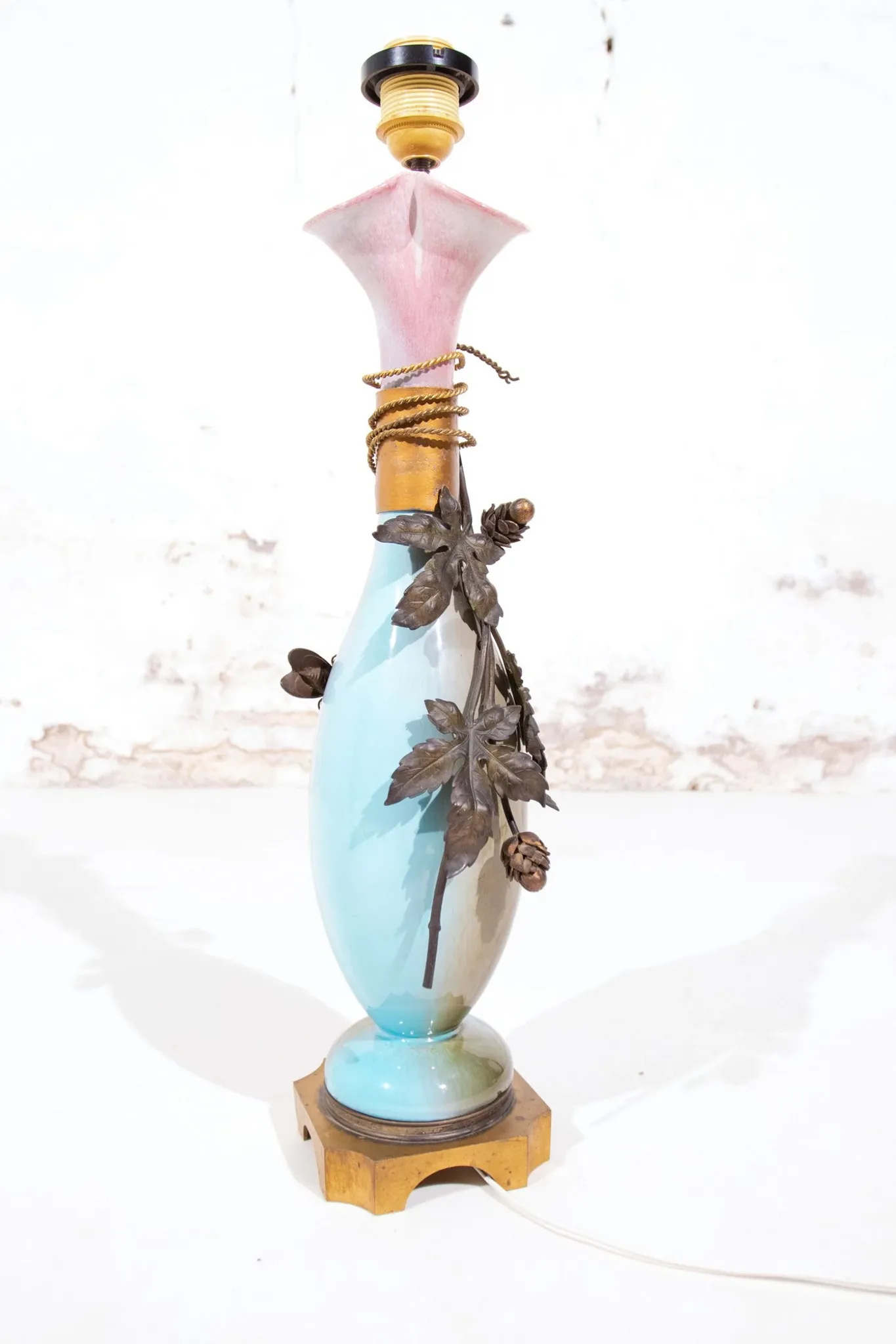 Art nouveau table lamp with bronze fly and hop leaves