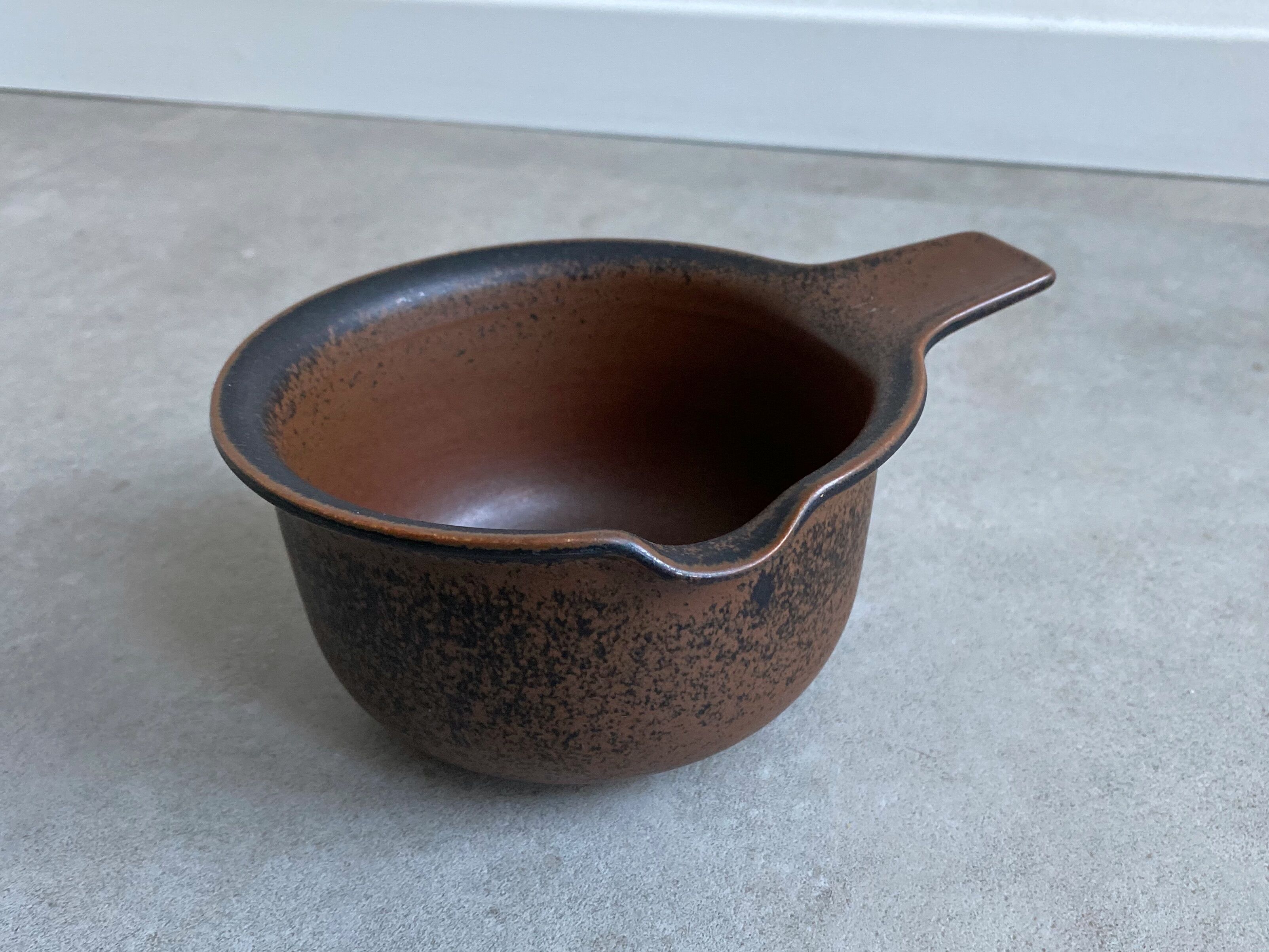 Vintage Arabia Ruska Bowl with handle, sauciere, Ulla Procopé, Finland, brown Scandinavian ceramics
