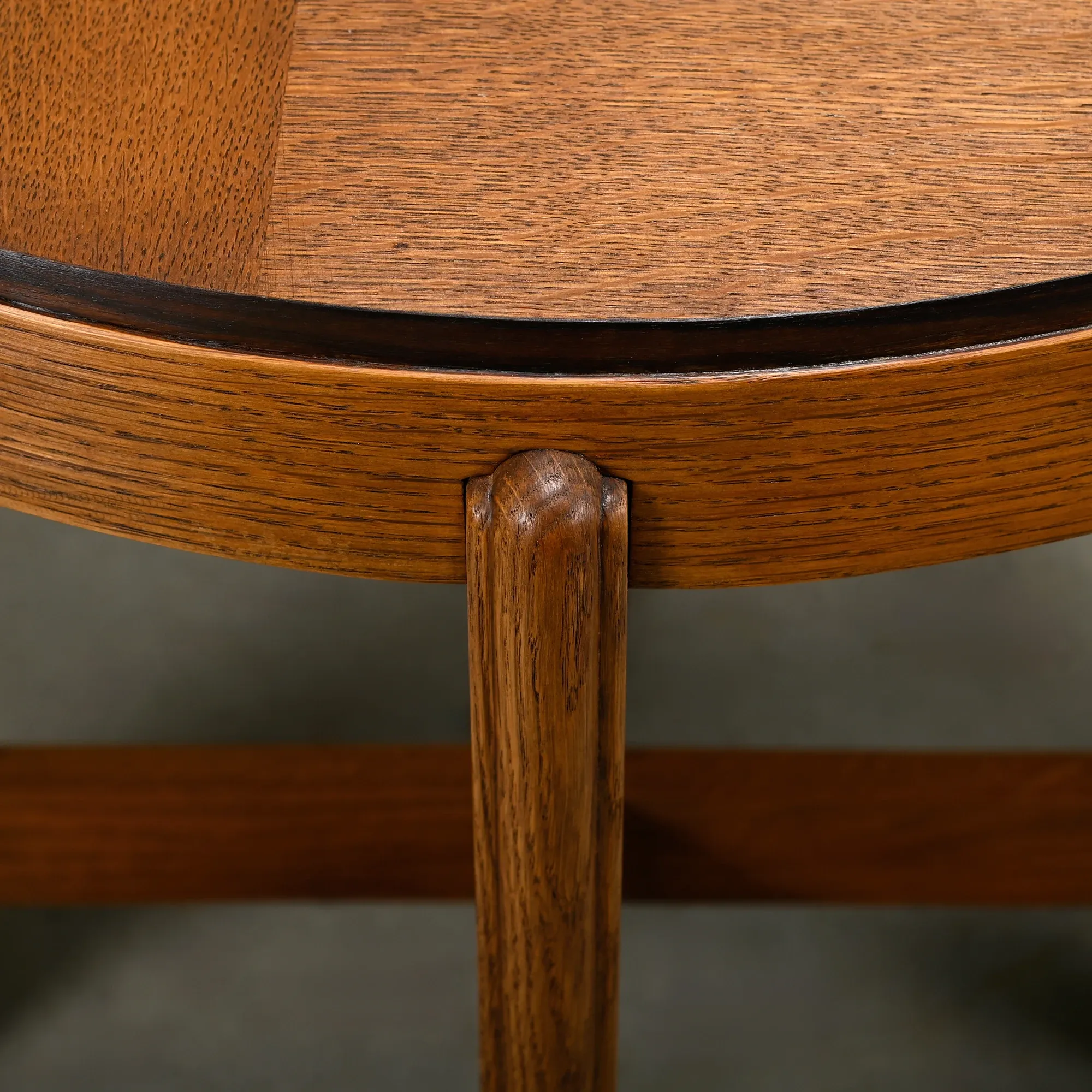 Dutch Art Deco Modernist Amsterdam School side table in Oak
