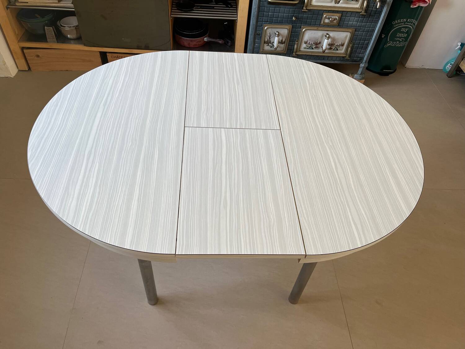 Table ronde extensible en formica, années 70
