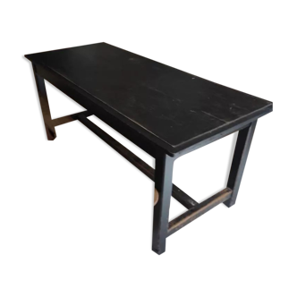 Table ferme et deux bancs