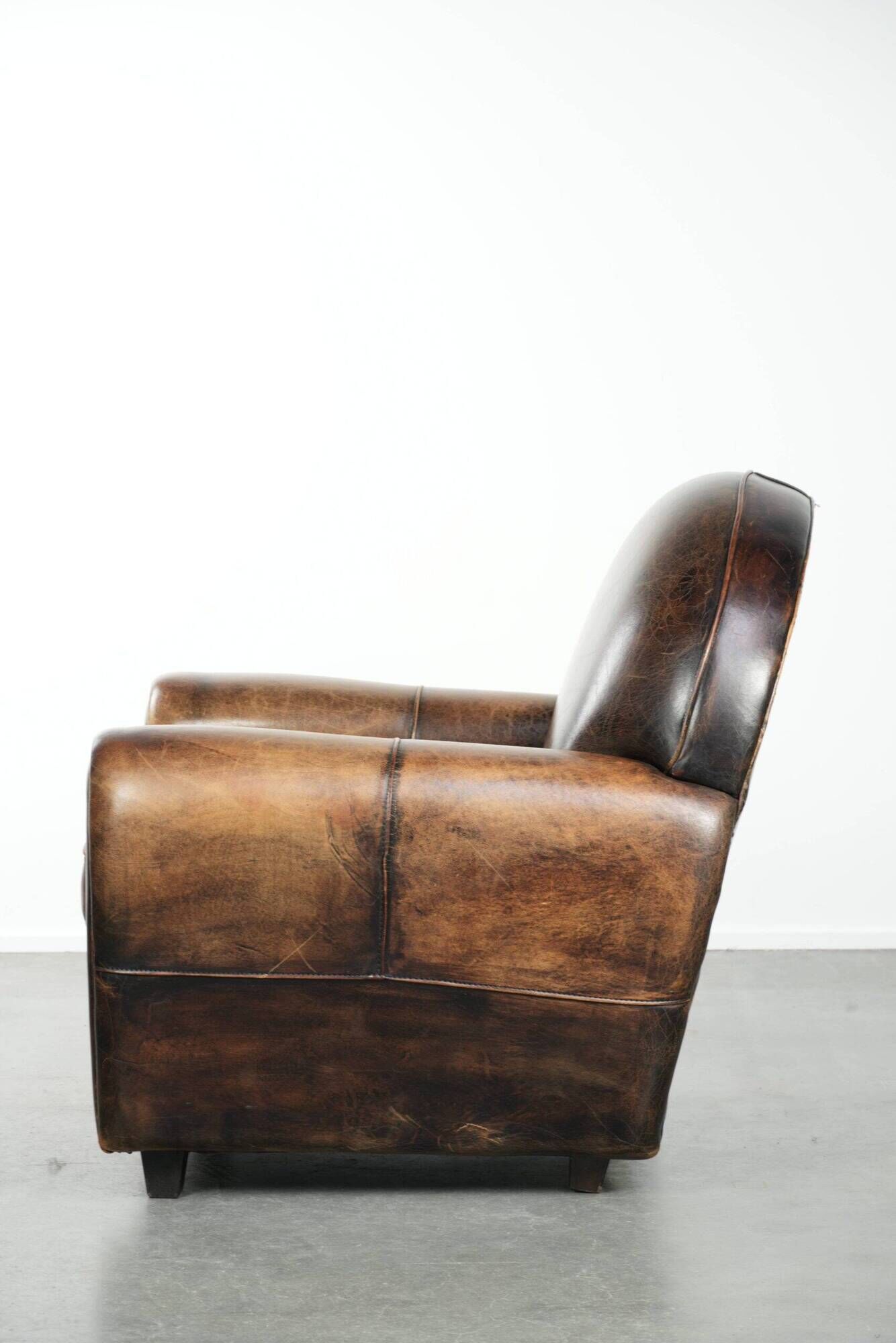 Armchair made of comfortable sheepskin leather in Art Deco design