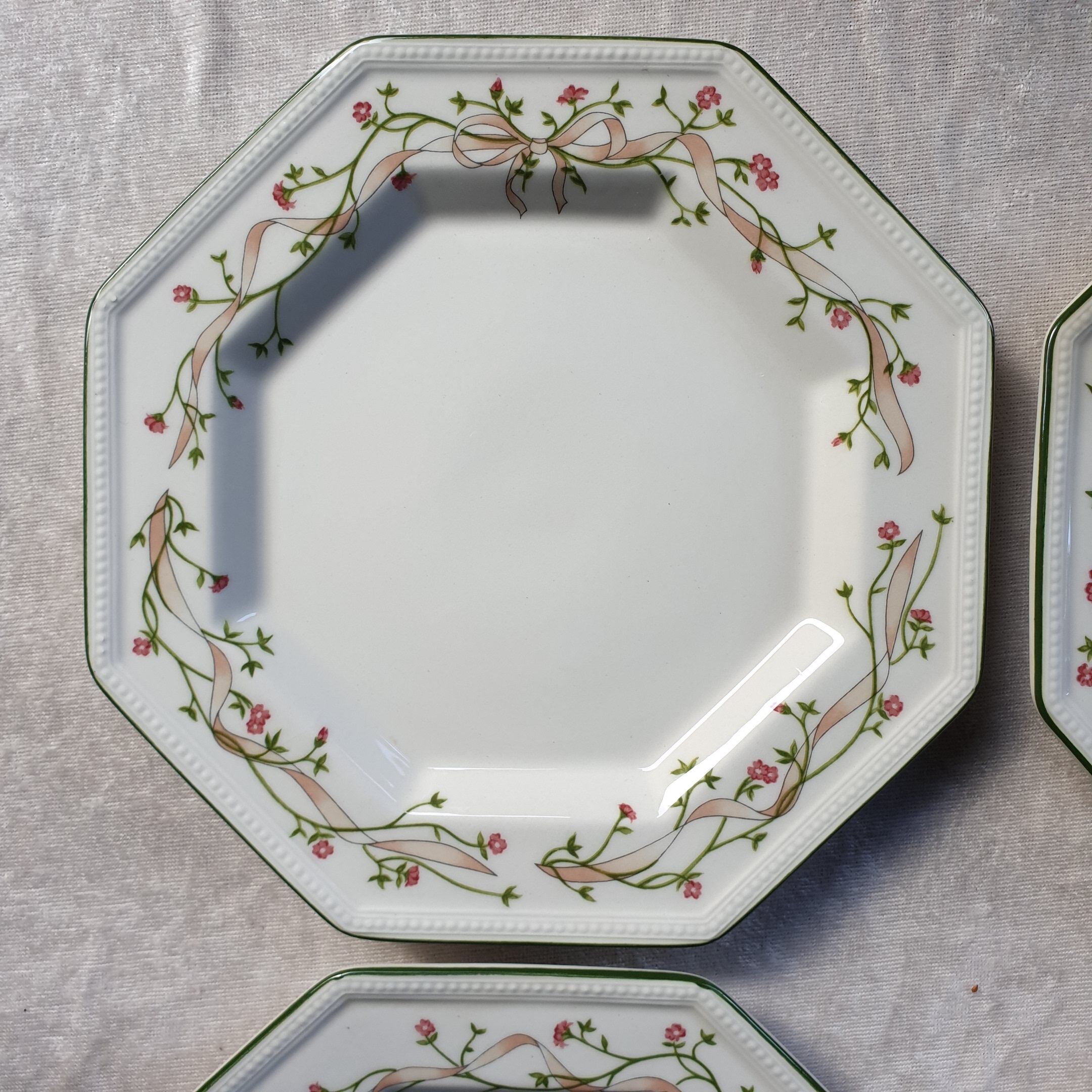 Set of 8 dessert plates